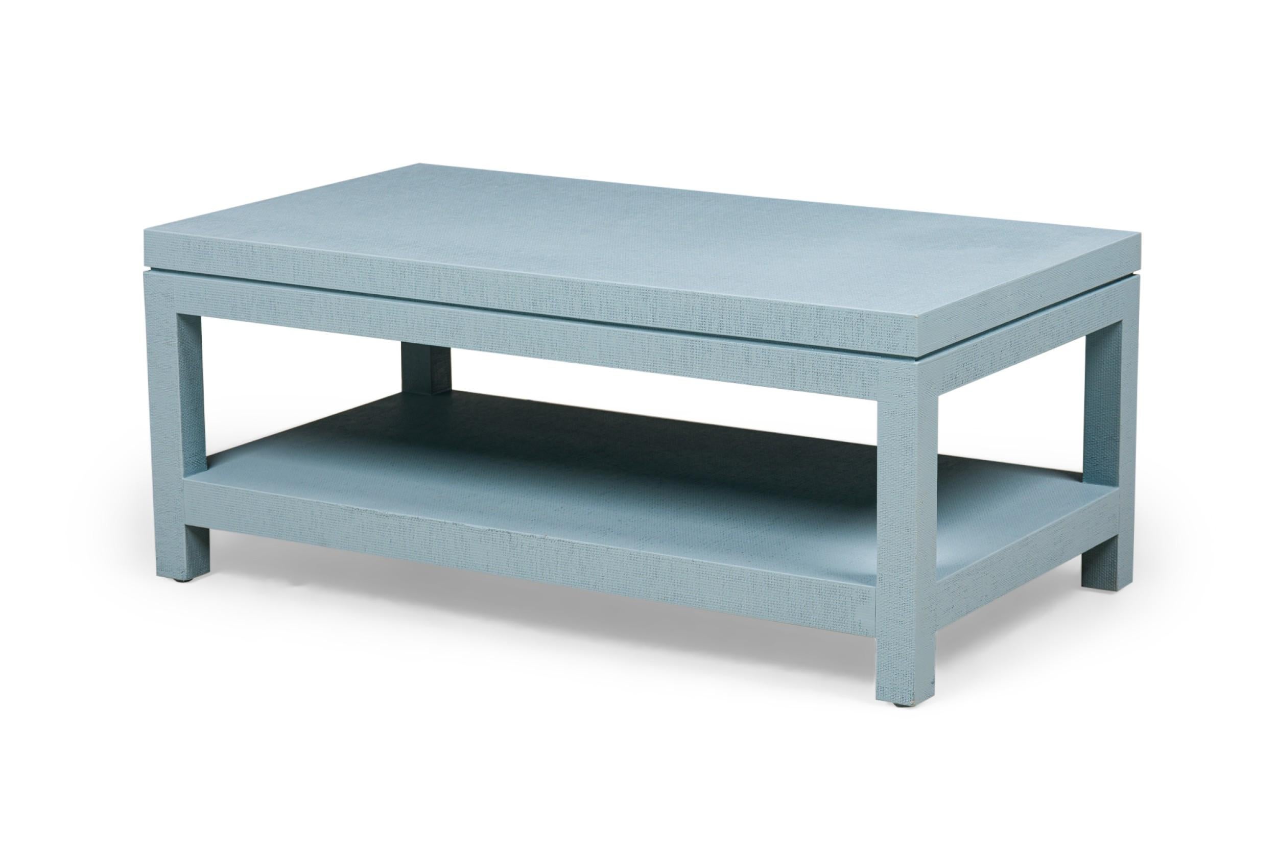 Table basse rectangulaire de style AM Contemporary peinte en bleu ciel et enveloppée de raphia, avec une étagère basse et un motif dentelé sur le tablier supérieur.
