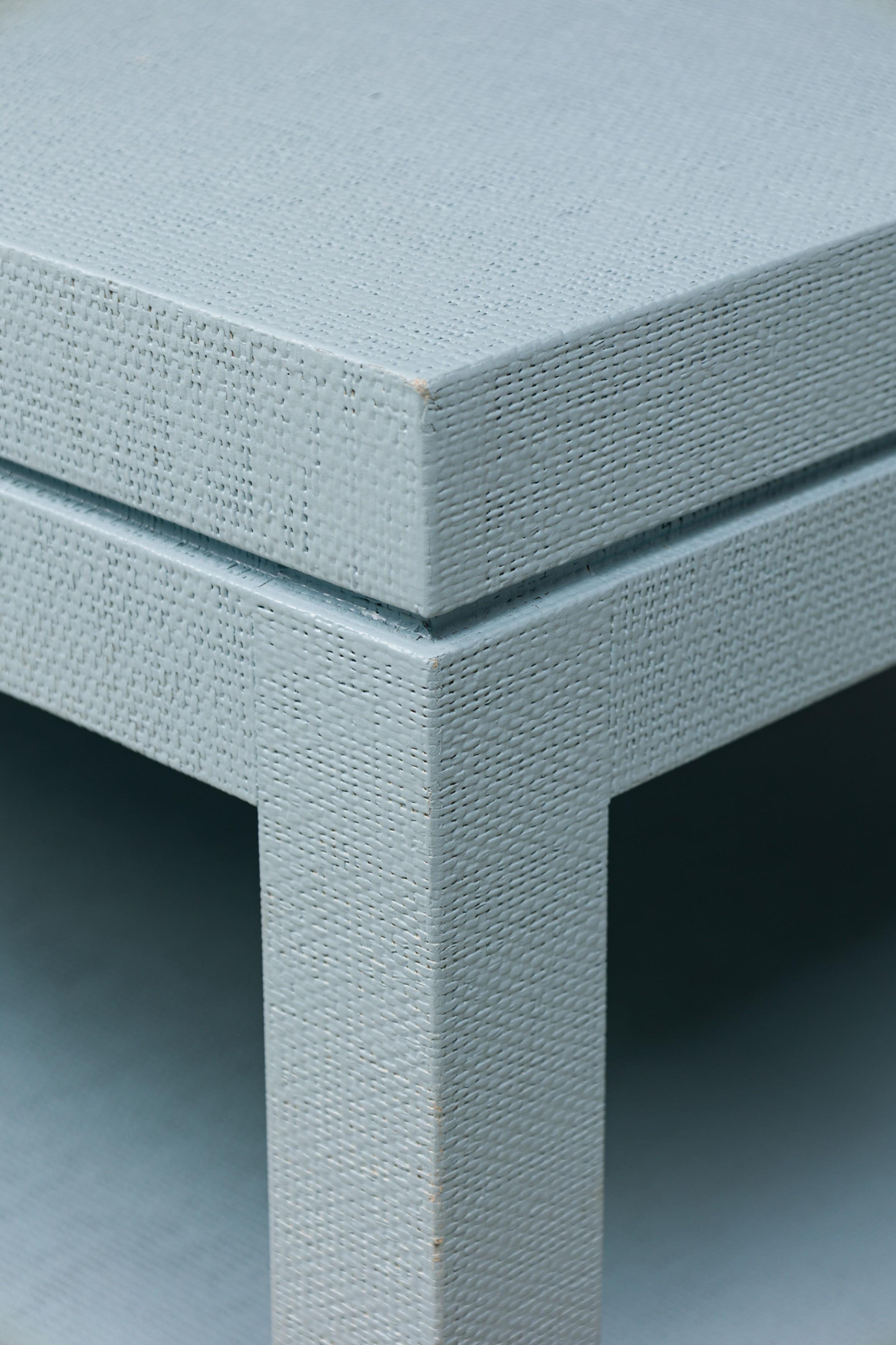 Table basse de style asiatique enveloppée de raphia bleu ciel avec réverbère Bon état - En vente à Queens, NY