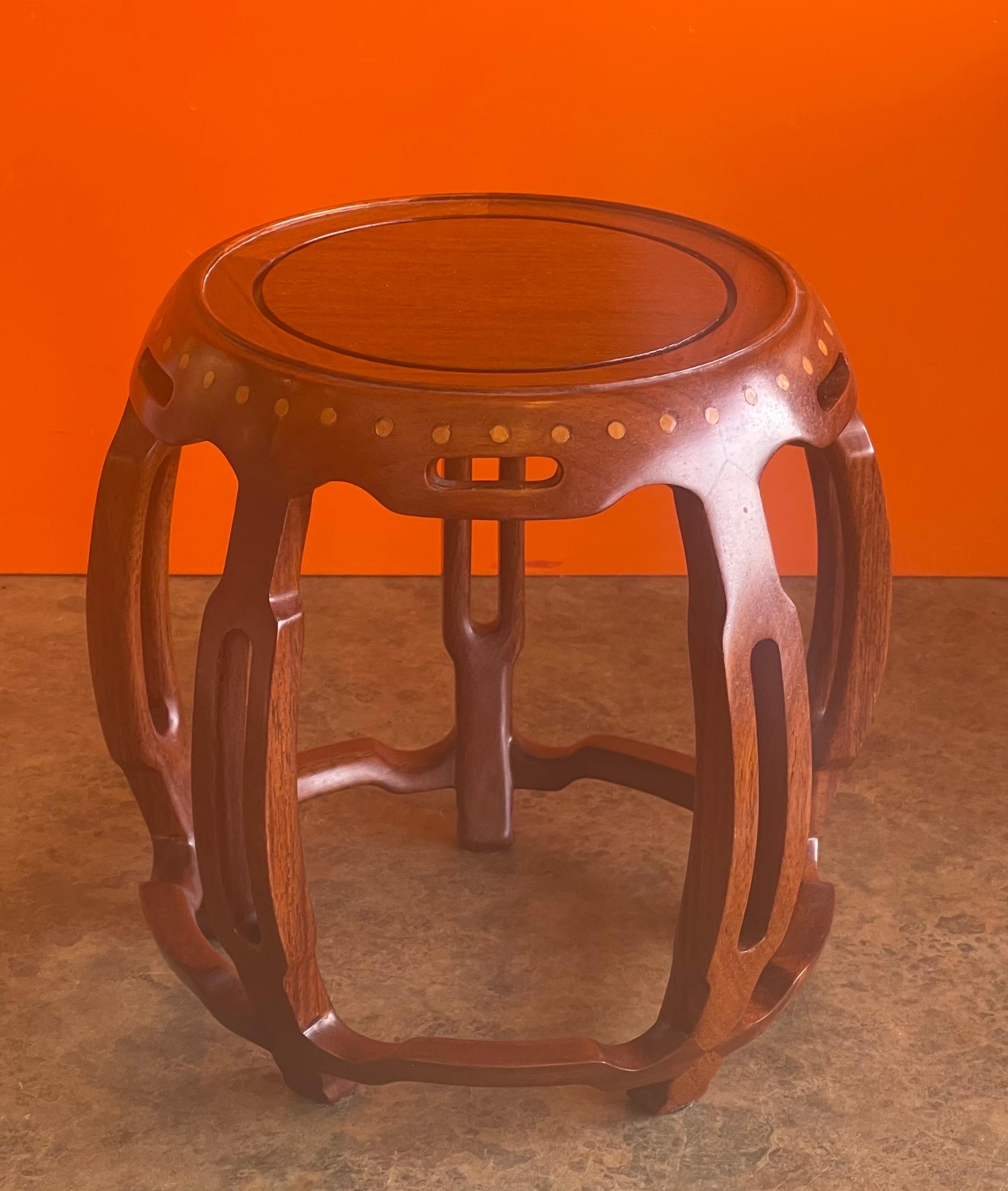 Asian Style small rosewood pedestal / plant Stand, circa 1980s. The piece is in very good condition and measures 9