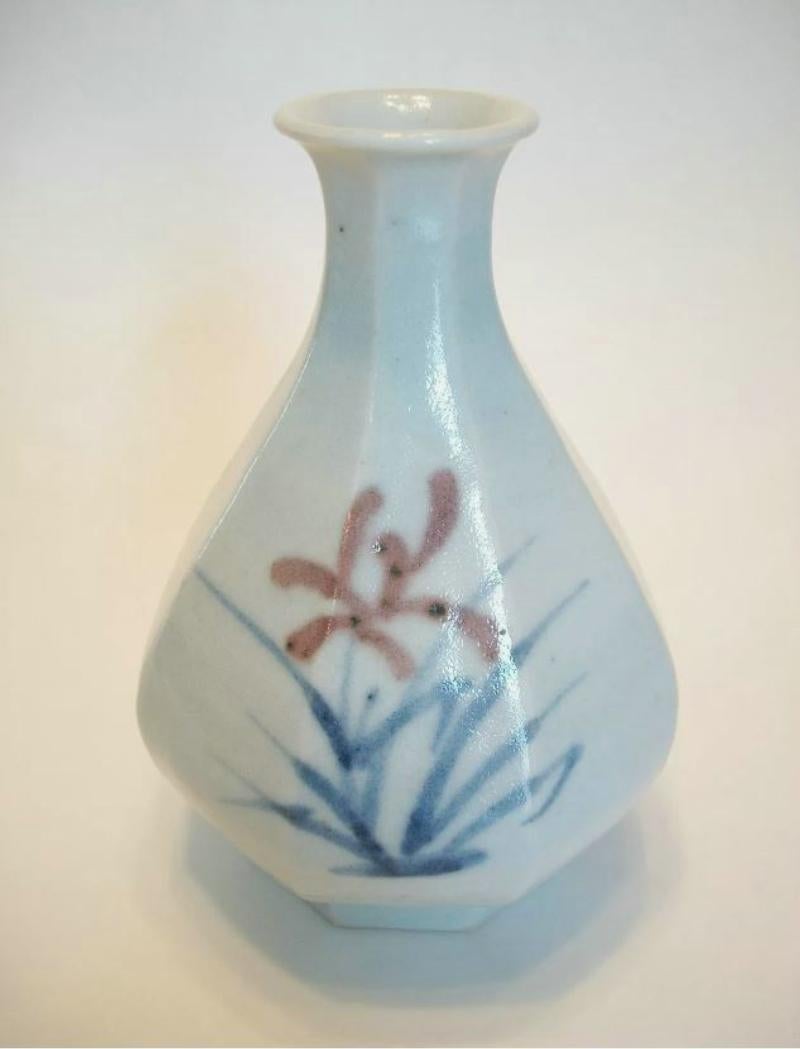 Vaso in gres di Studio Pottery in stile asiatico - decorazione floreale dipinta a mano - lati tagliati - firmato sulla base - fine del XX secolo.

Buone condizioni vintage - nessuna perdita - nessun danno - nessun restauro - lievi segni dell'età e