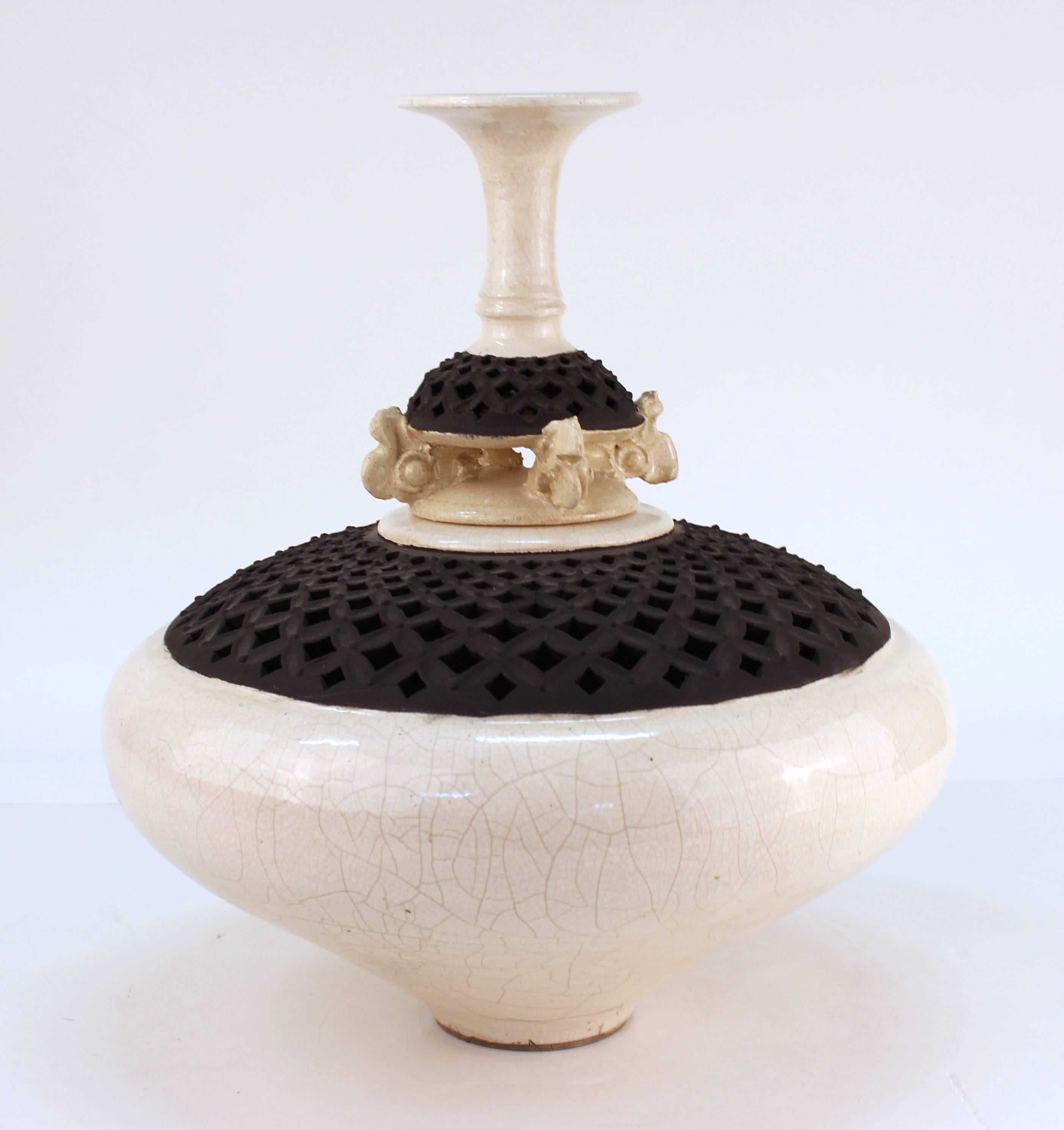 Asian Style Studio Pottery Gefäß mit skulpturalem Deckel, signiert (Moderne) im Angebot
