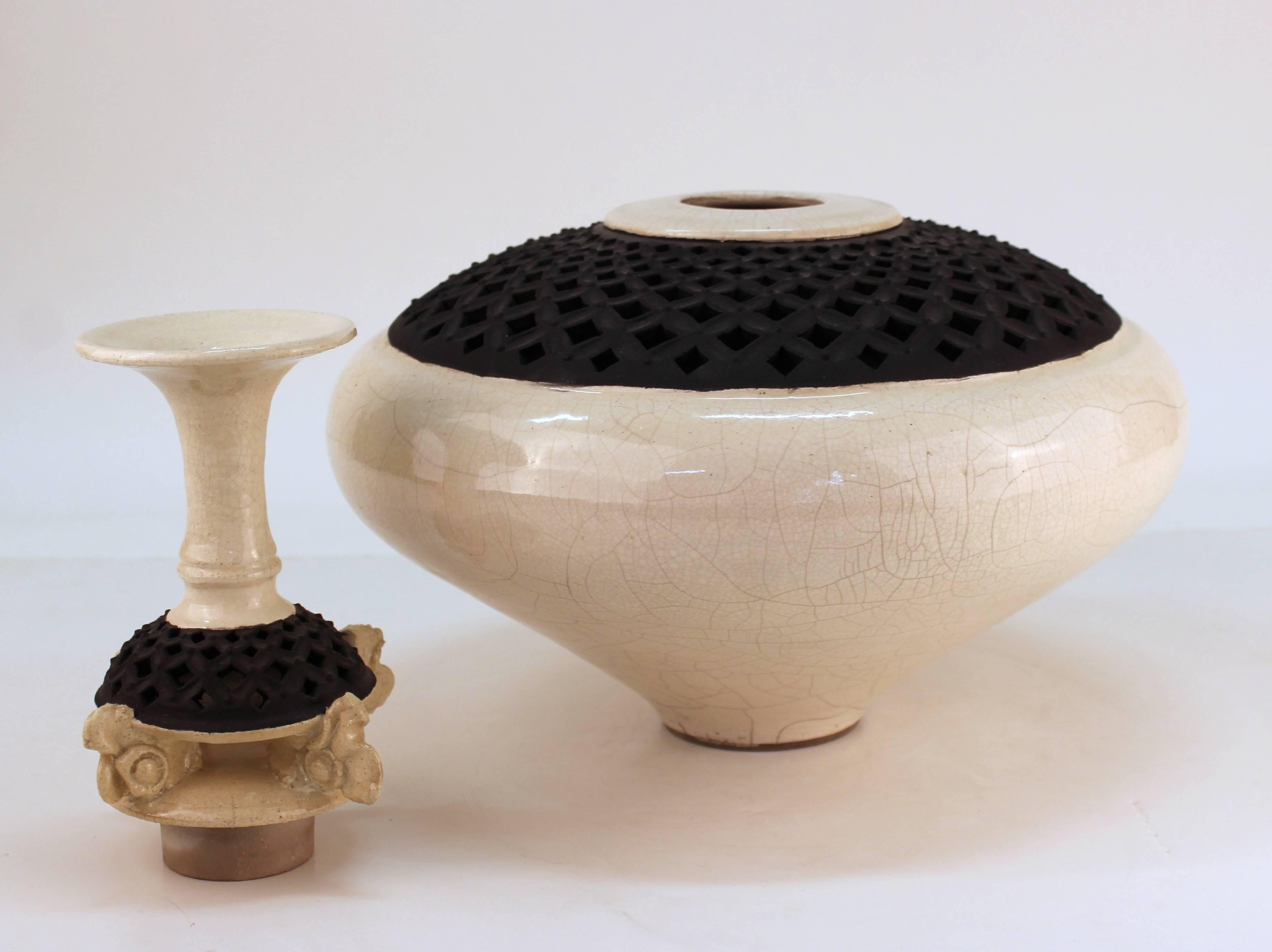 Asian Style Studio Pottery Gefäß mit skulpturalem Deckel, signiert (Töpferwaren) im Angebot
