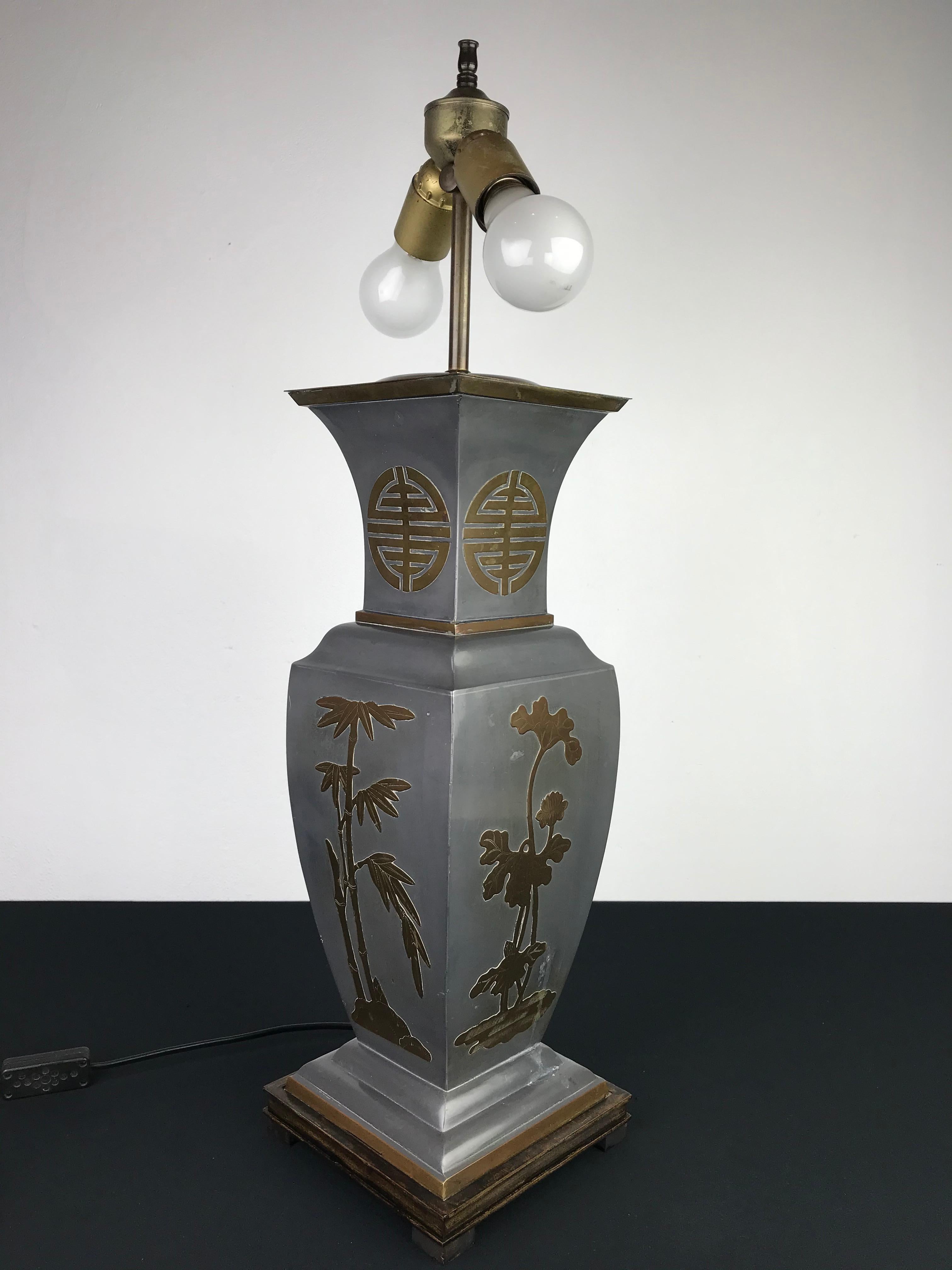 Asian Style Tischlampe, Metall mit Messing, 1950er Jahre (Moderne der Mitte des Jahrhunderts) im Angebot