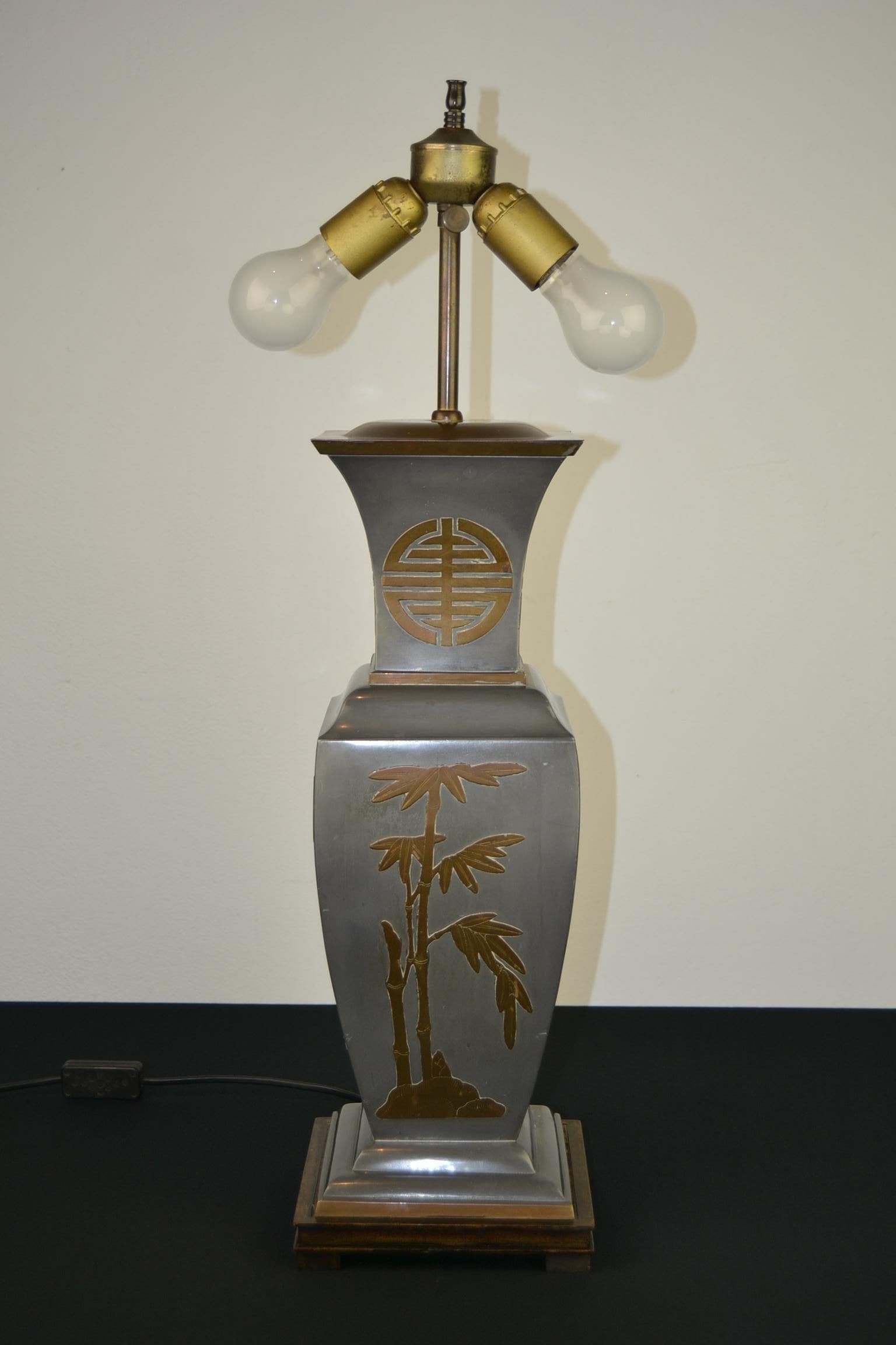 Asian Style Tischlampe, Metall mit Messing, 1950er Jahre (Holz) im Angebot