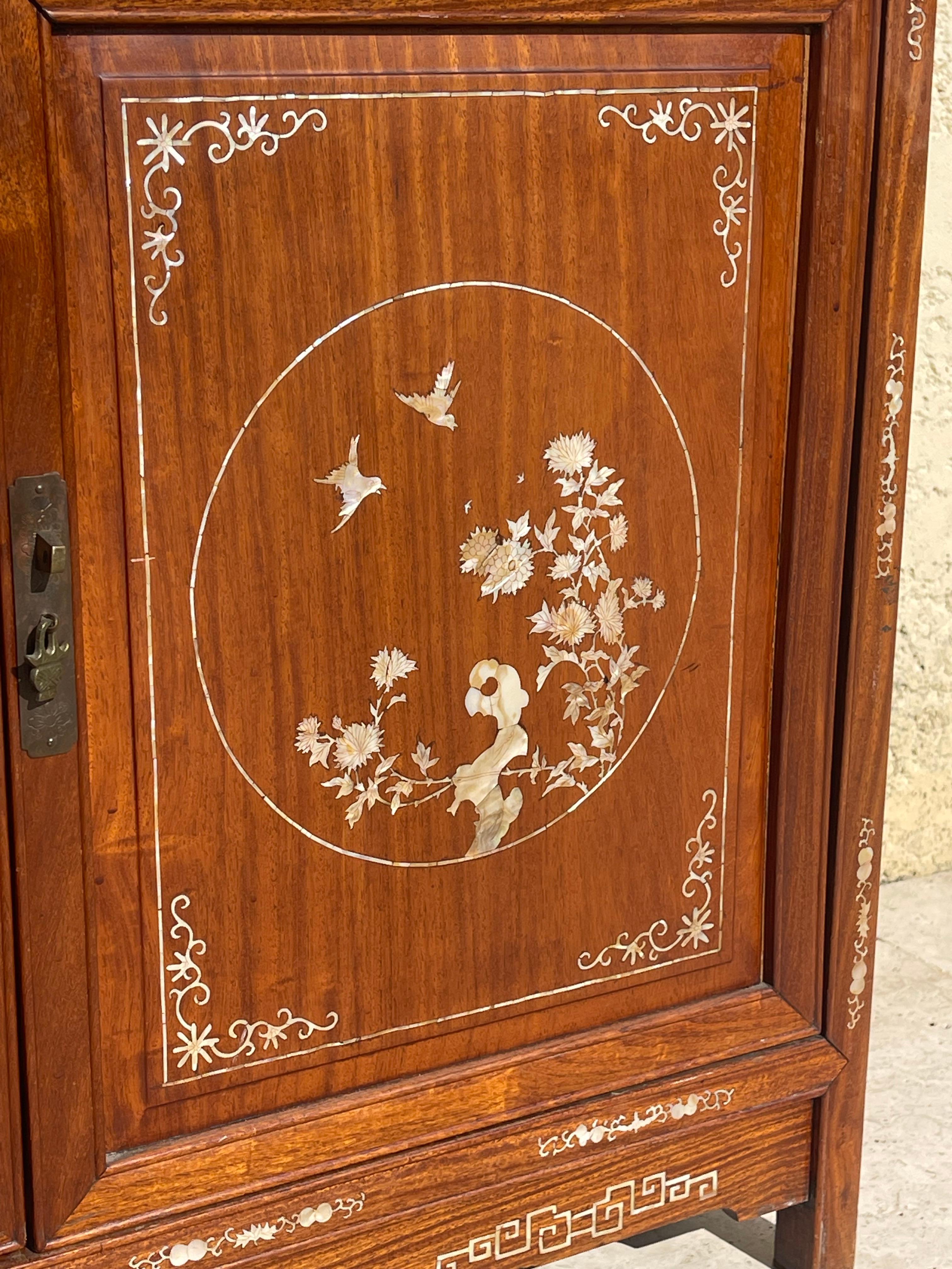 Asian Style Vitrine, XIX. Jahrhundert im Angebot 1