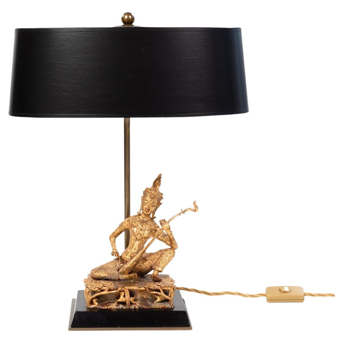 Lampada da tavolo asiatica raffigurante un musicista del tempio seduto in bronzo dorato Thailandia anni '20 in vendita