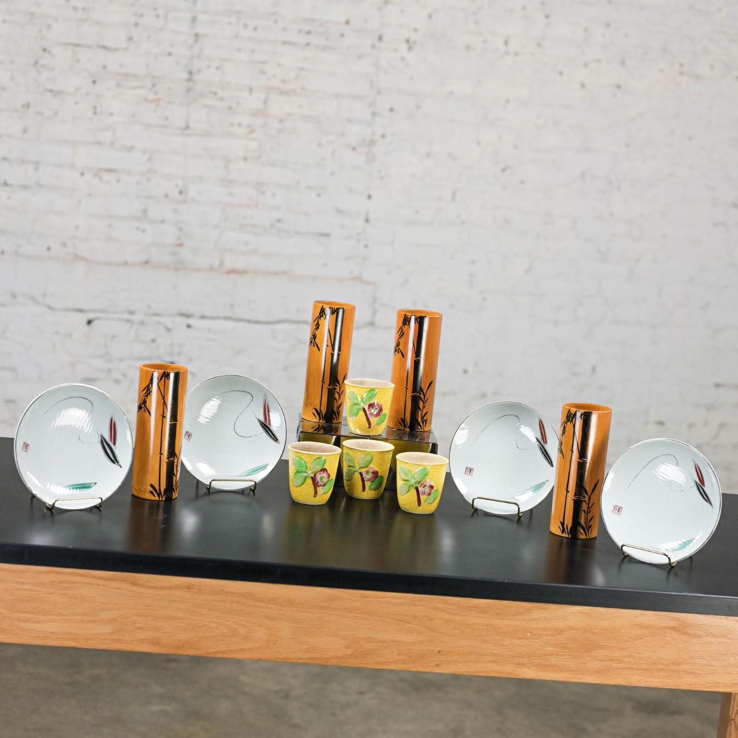 Japonais Ensemble de table asiatique 4 gobelets en bambou 4 tasses Saki 4 assiettes à dessert fabriquées au Japon en vente
