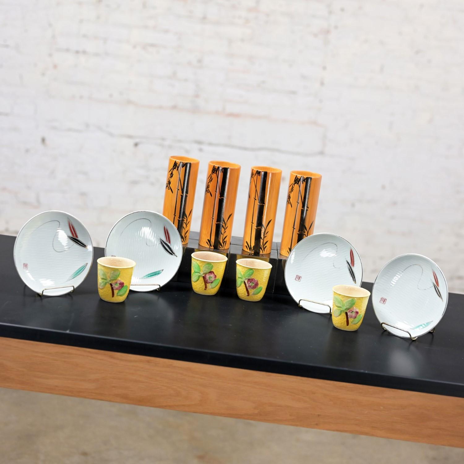 Ensemble de table asiatique 4 gobelets en bambou 4 tasses Saki 4 assiettes à dessert fabriquées au Japon Bon état - En vente à Topeka, KS