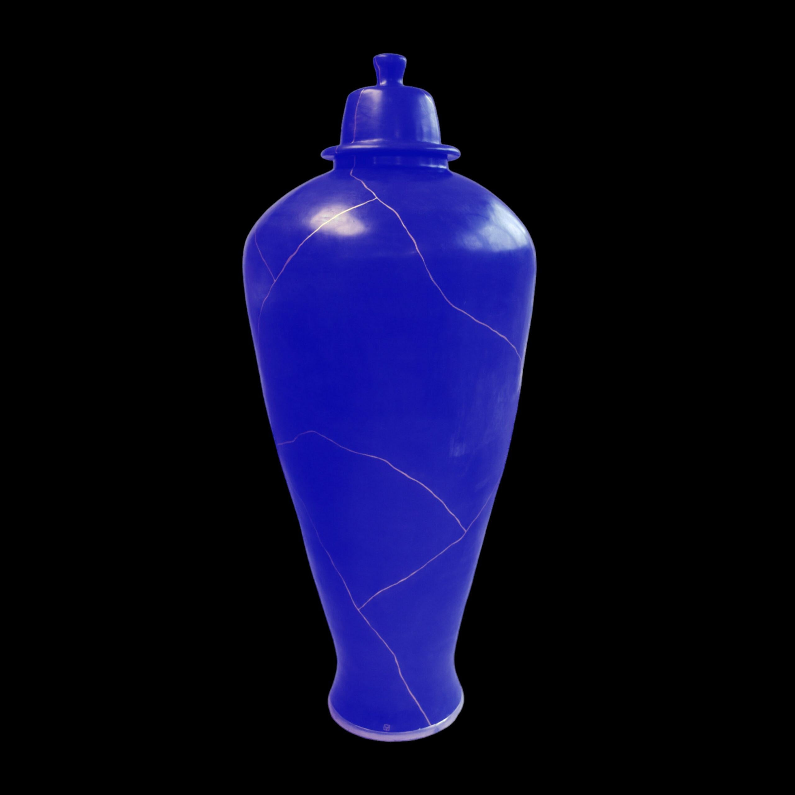 Questo elegante vaso di terracotta, alto ben 145 cm, si basa su una delle forme di vaso più famose dell'arte cinese: il Meiping. Questa silhouette semplice ma voluttuosa risale a più di 1000 anni fa. È stato a lungo considerato un tour de force per