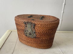 Service à thé asiatique avec panier en osier tressé à la main transportant une chaudière, une théière et des tasses