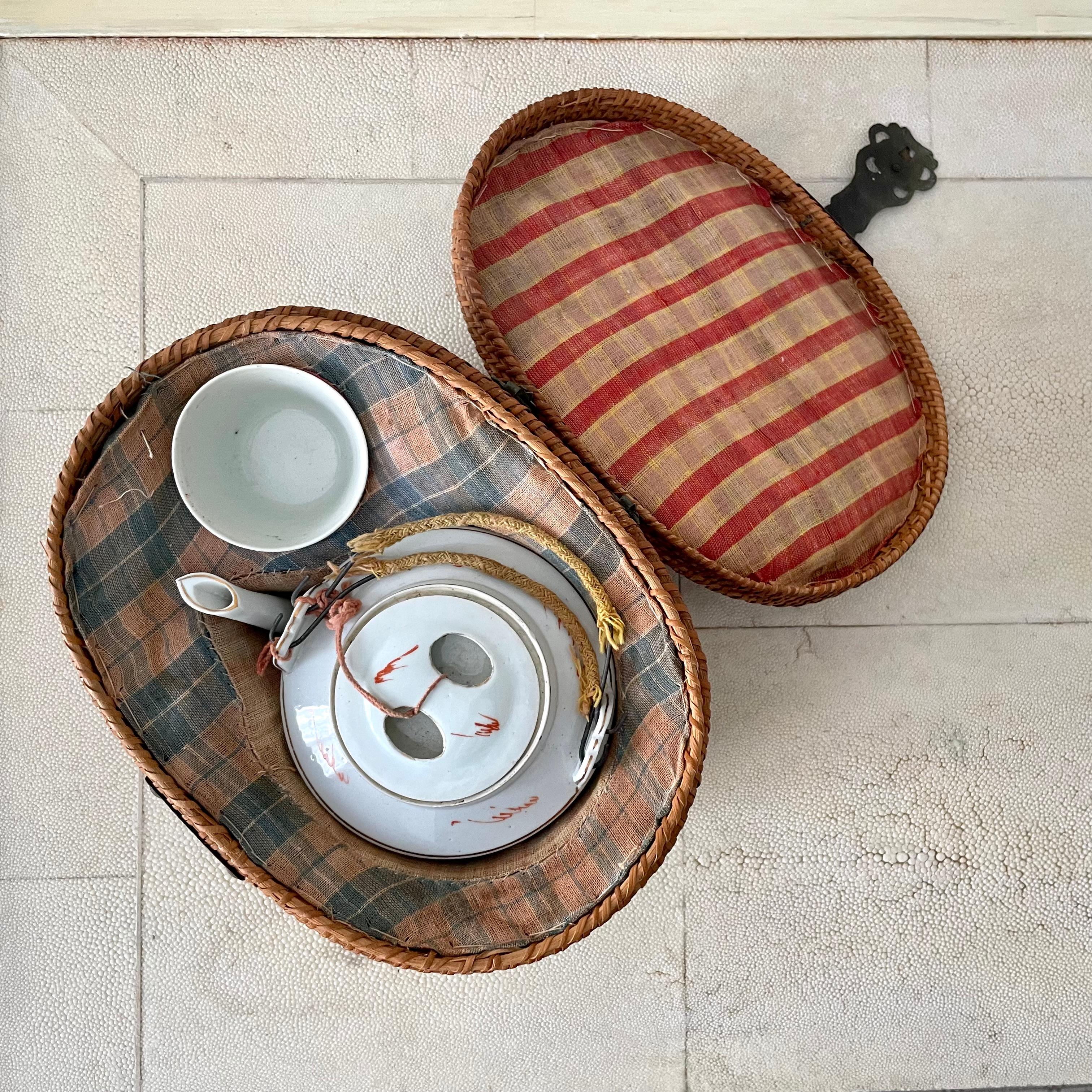 Peint à la main Service à thé asiatique avec panier en osier tressé à la main transportant une chaudière, une théière et des tasses en vente