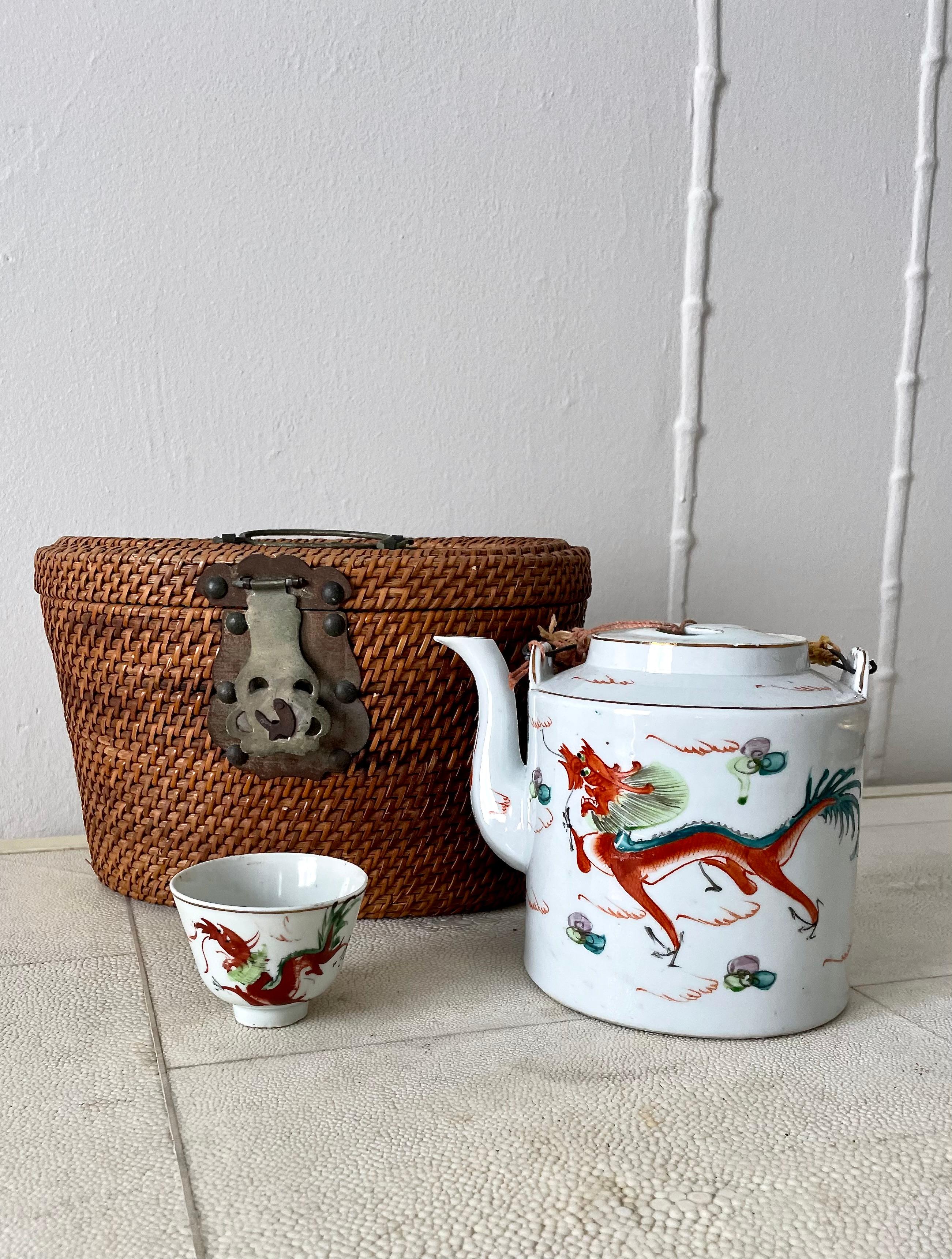 Porcelaine Service à thé asiatique avec panier en osier tressé à la main transportant une chaudière, une théière et des tasses en vente