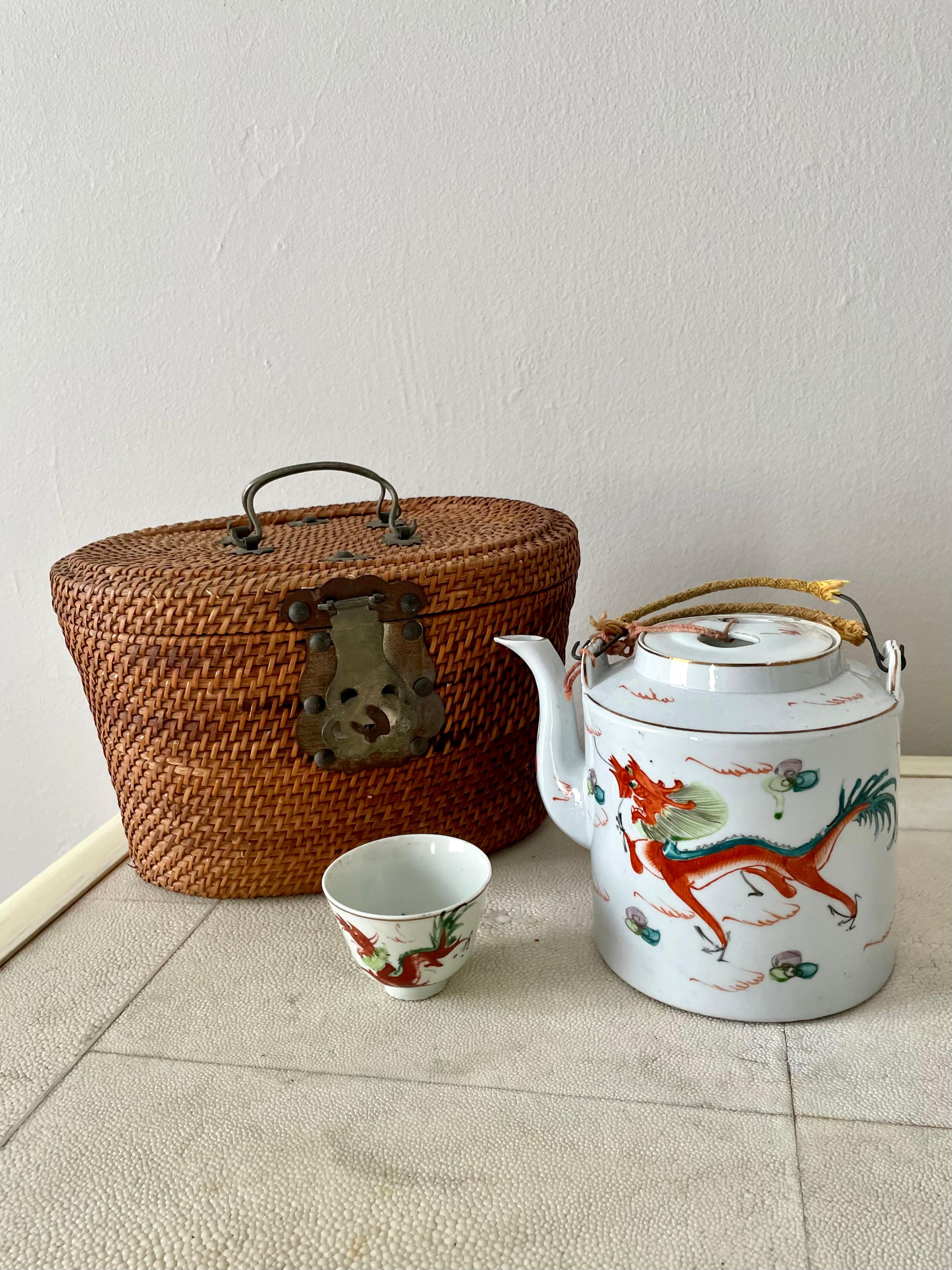 Service à thé asiatique avec panier en osier tressé à la main transportant une chaudière, une théière et des tasses en vente 1