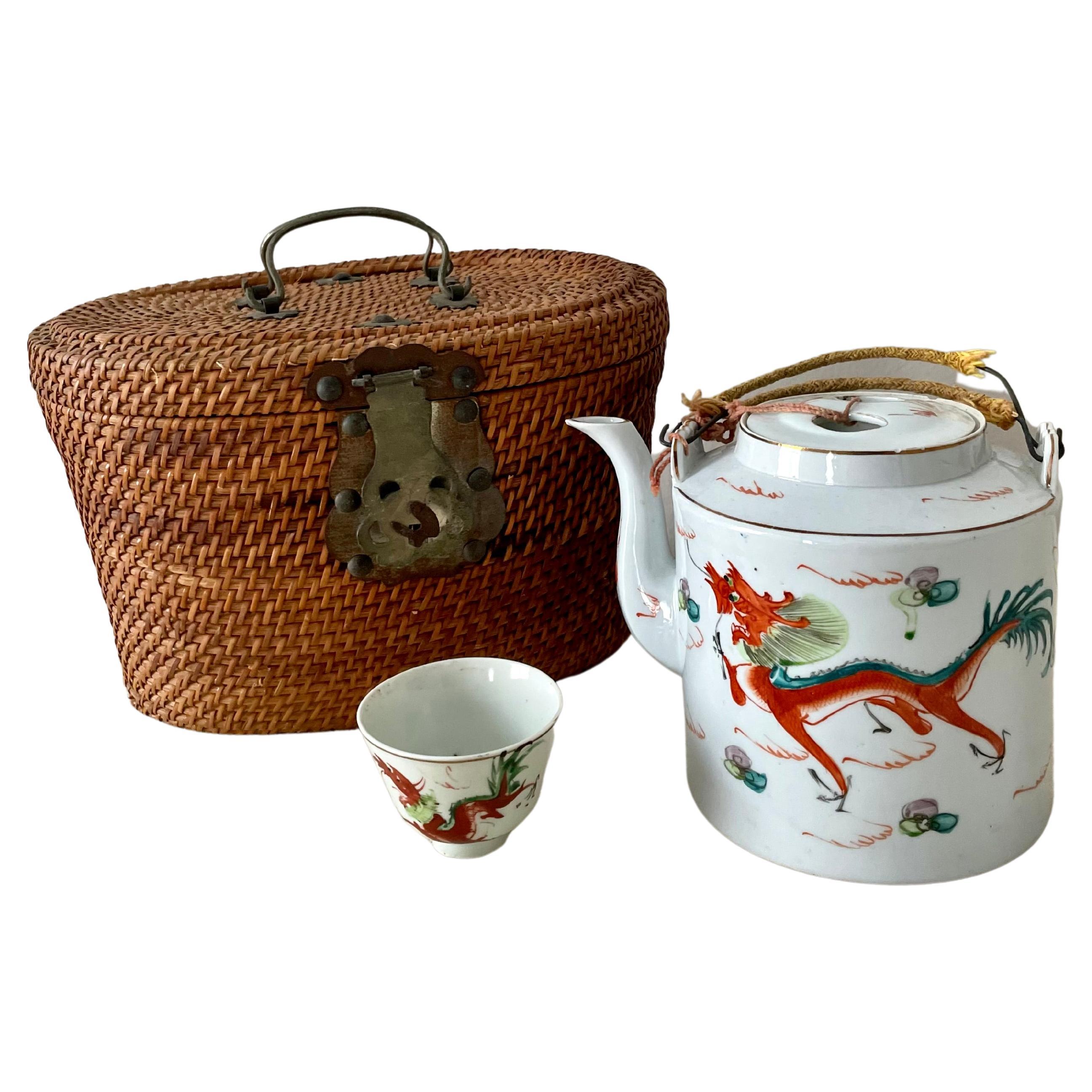 Service à thé asiatique avec panier en osier tressé à la main transportant une chaudière, une théière et des tasses en vente