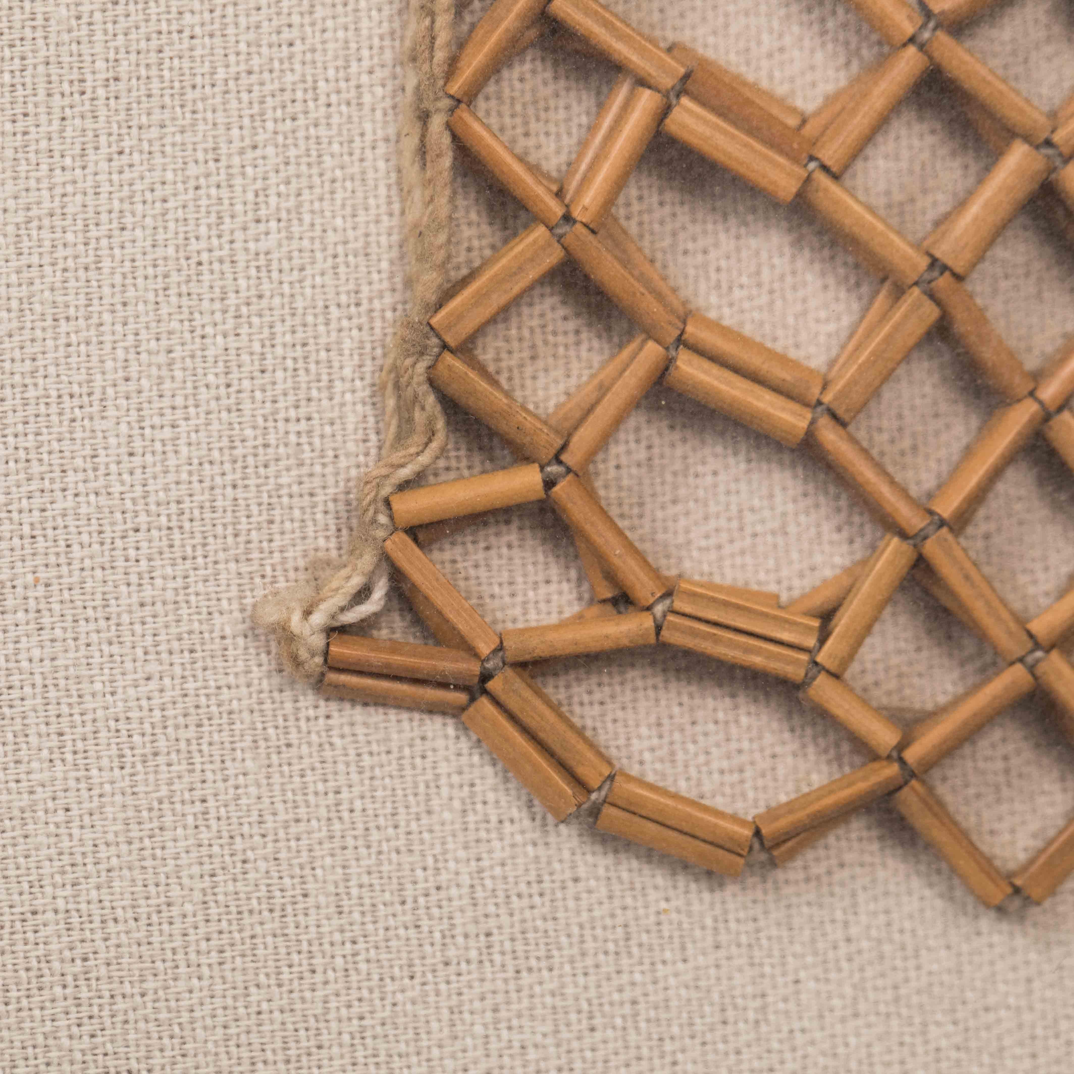 Asiatisches Textilbild einer geknoteten Bambusjacke auf Leinen, Myanmar, 1900-1920 im Zustand „Gut“ im Angebot in Salzburg, AT