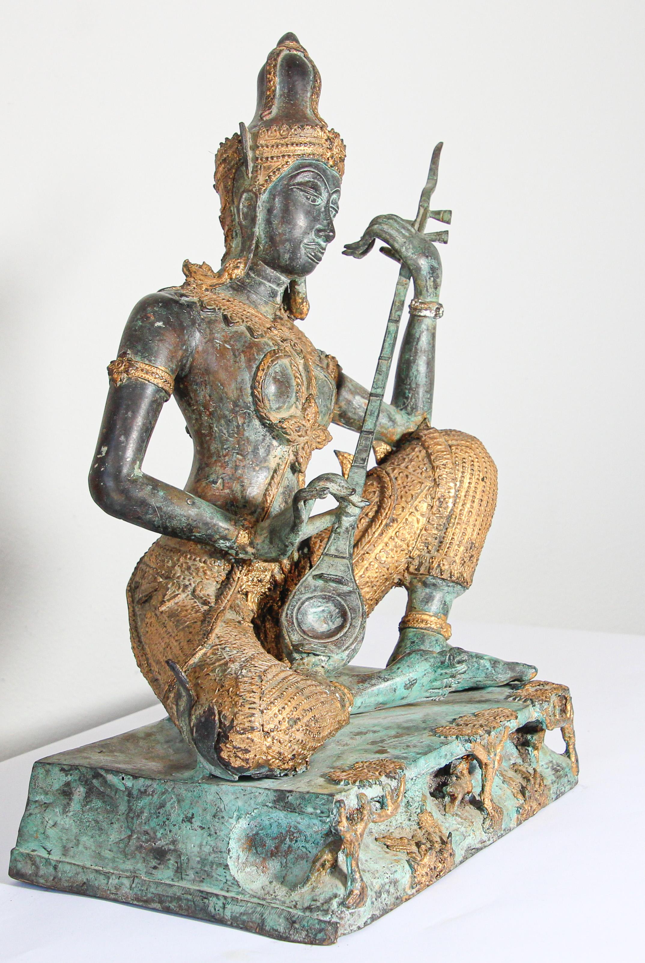 Asiatische, asiatische, Thailändische vergoldete Vintage-Bronzestatue eines Musik spielenden Prinzen im Angebot 4