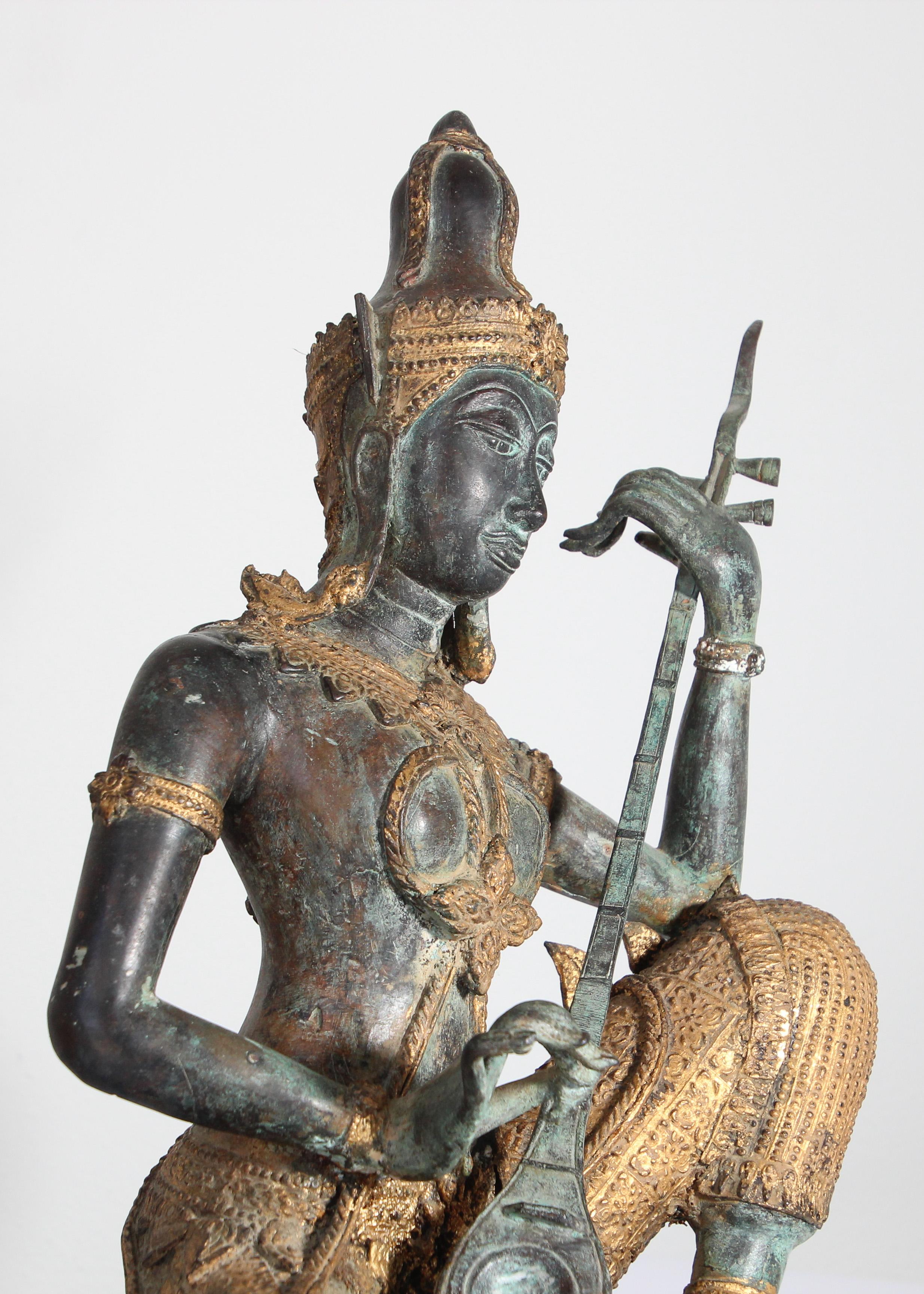 Asiatische, asiatische, Thailändische vergoldete Vintage-Bronzestatue eines Musik spielenden Prinzen im Angebot 5