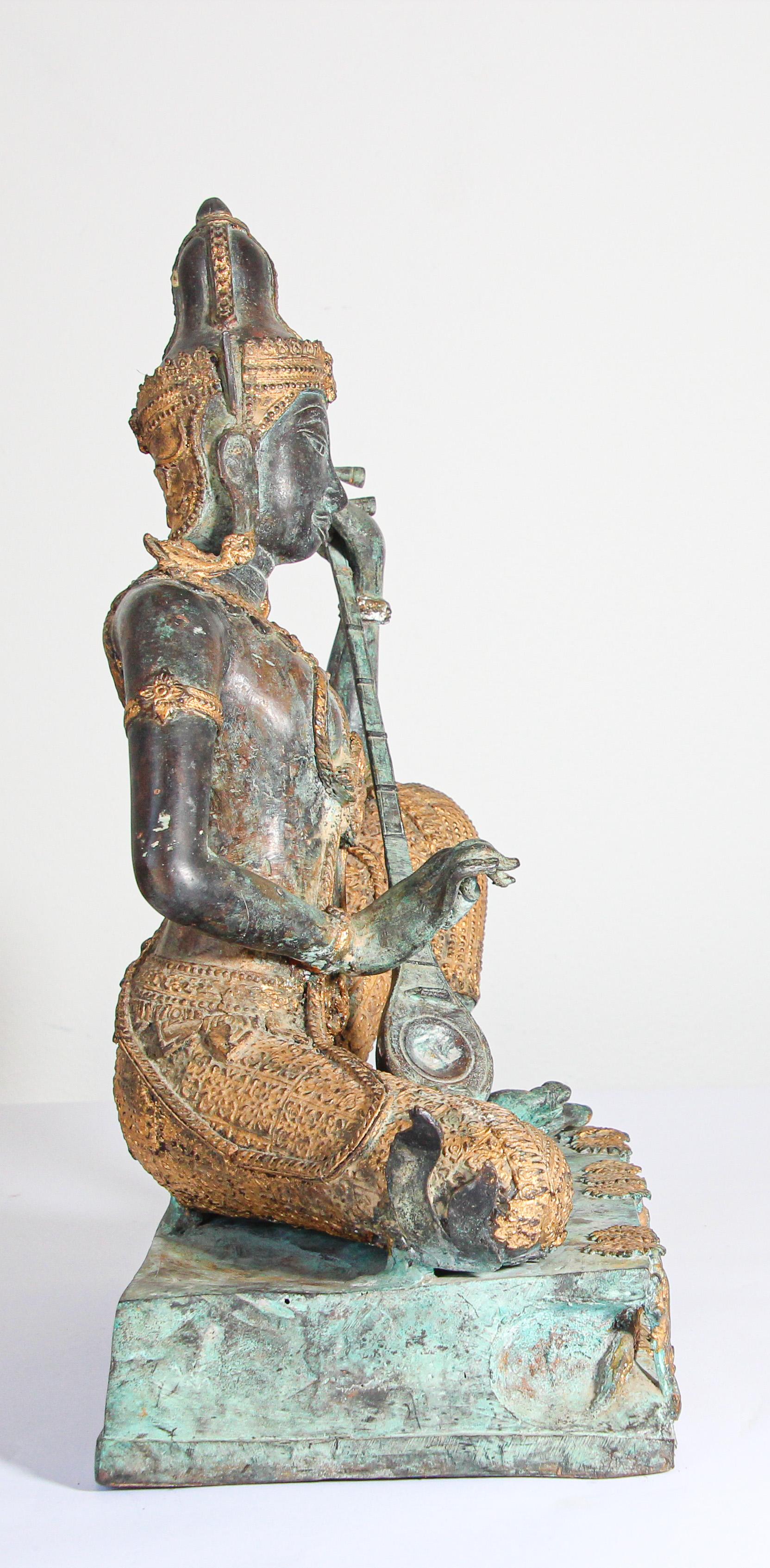 Asiatische, asiatische, Thailändische vergoldete Vintage-Bronzestatue eines Musik spielenden Prinzen im Angebot 6