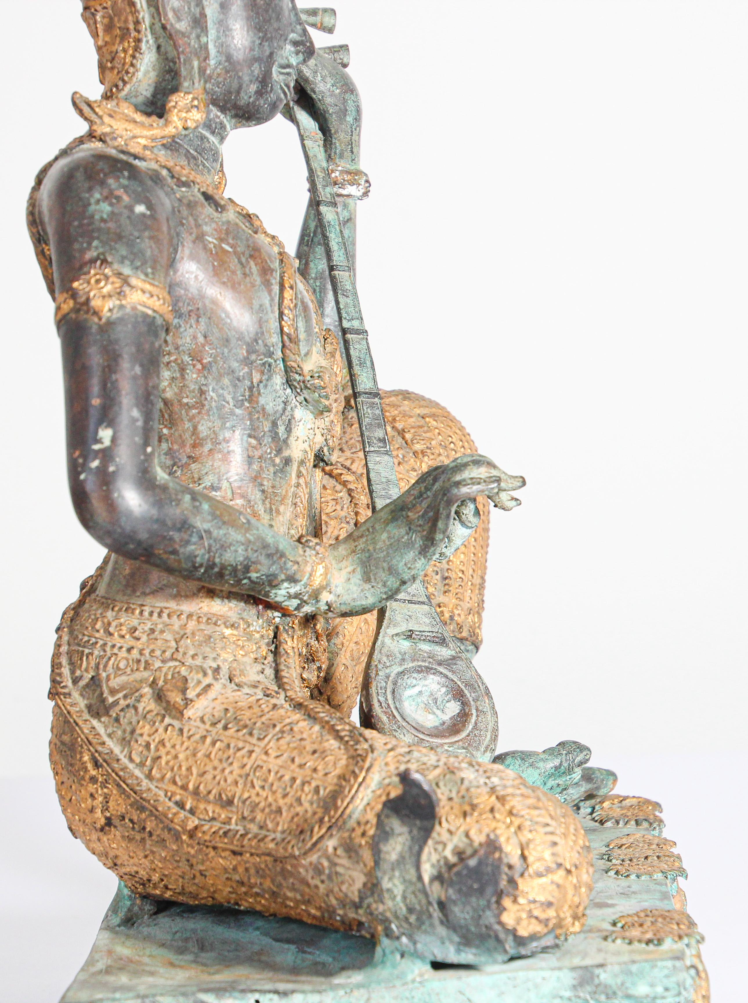 Asiatische, asiatische, Thailändische vergoldete Vintage-Bronzestatue eines Musik spielenden Prinzen im Angebot 7
