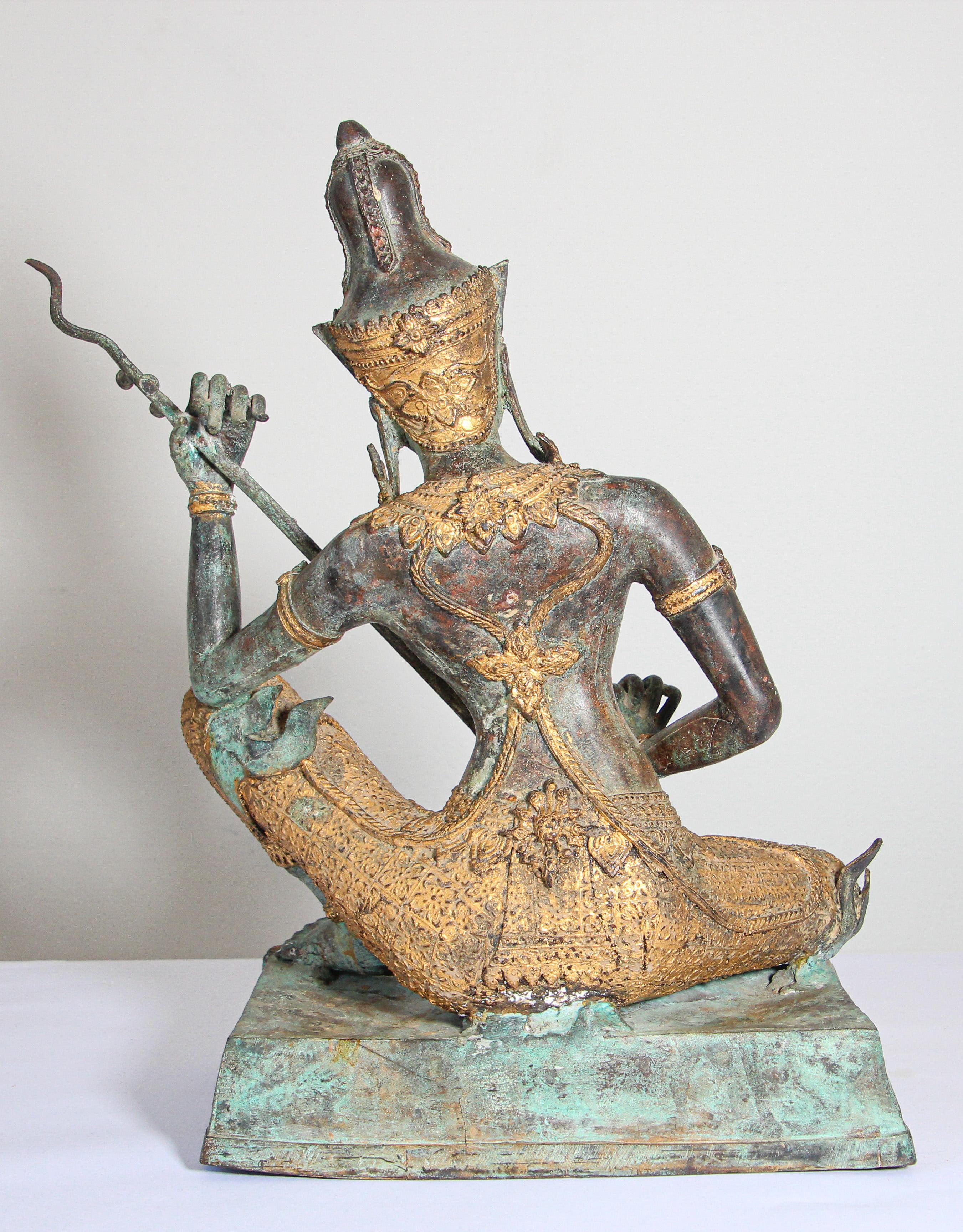 Asiatische, asiatische, Thailändische vergoldete Vintage-Bronzestatue eines Musik spielenden Prinzen im Angebot 8