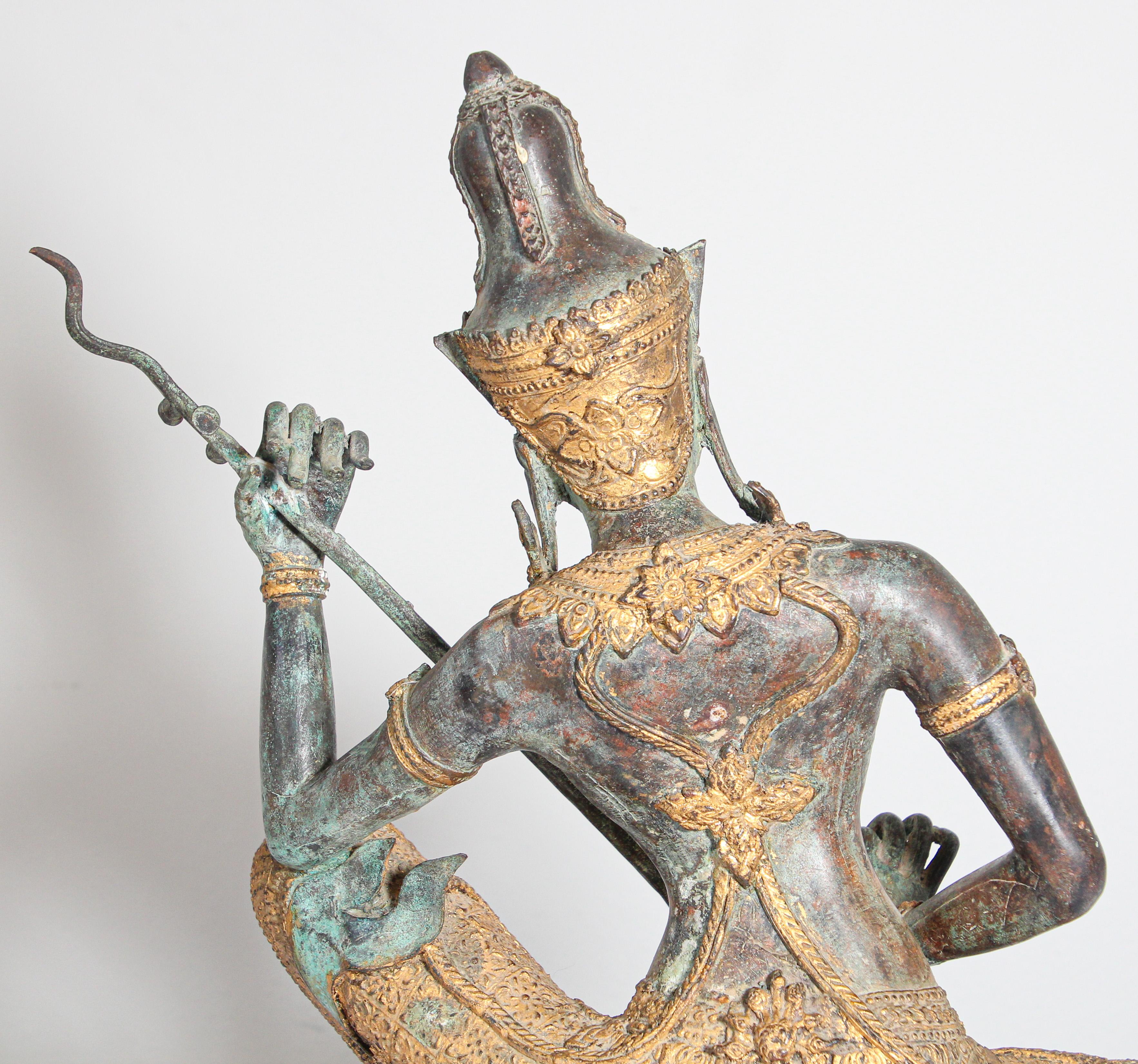 Asiatische, asiatische, Thailändische vergoldete Vintage-Bronzestatue eines Musik spielenden Prinzen im Angebot 9