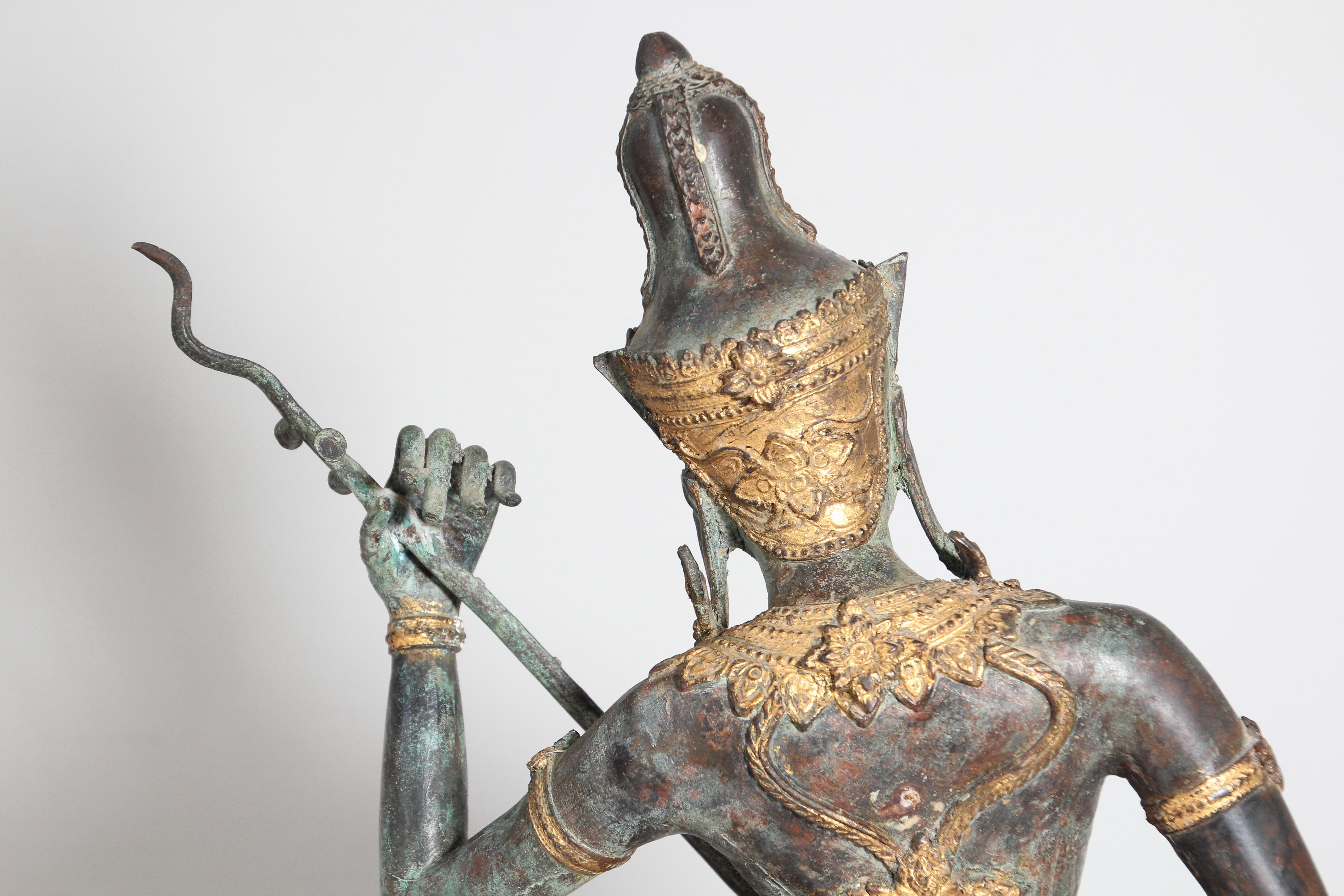 Asiatische, asiatische, Thailändische vergoldete Vintage-Bronzestatue eines Musik spielenden Prinzen im Angebot 10