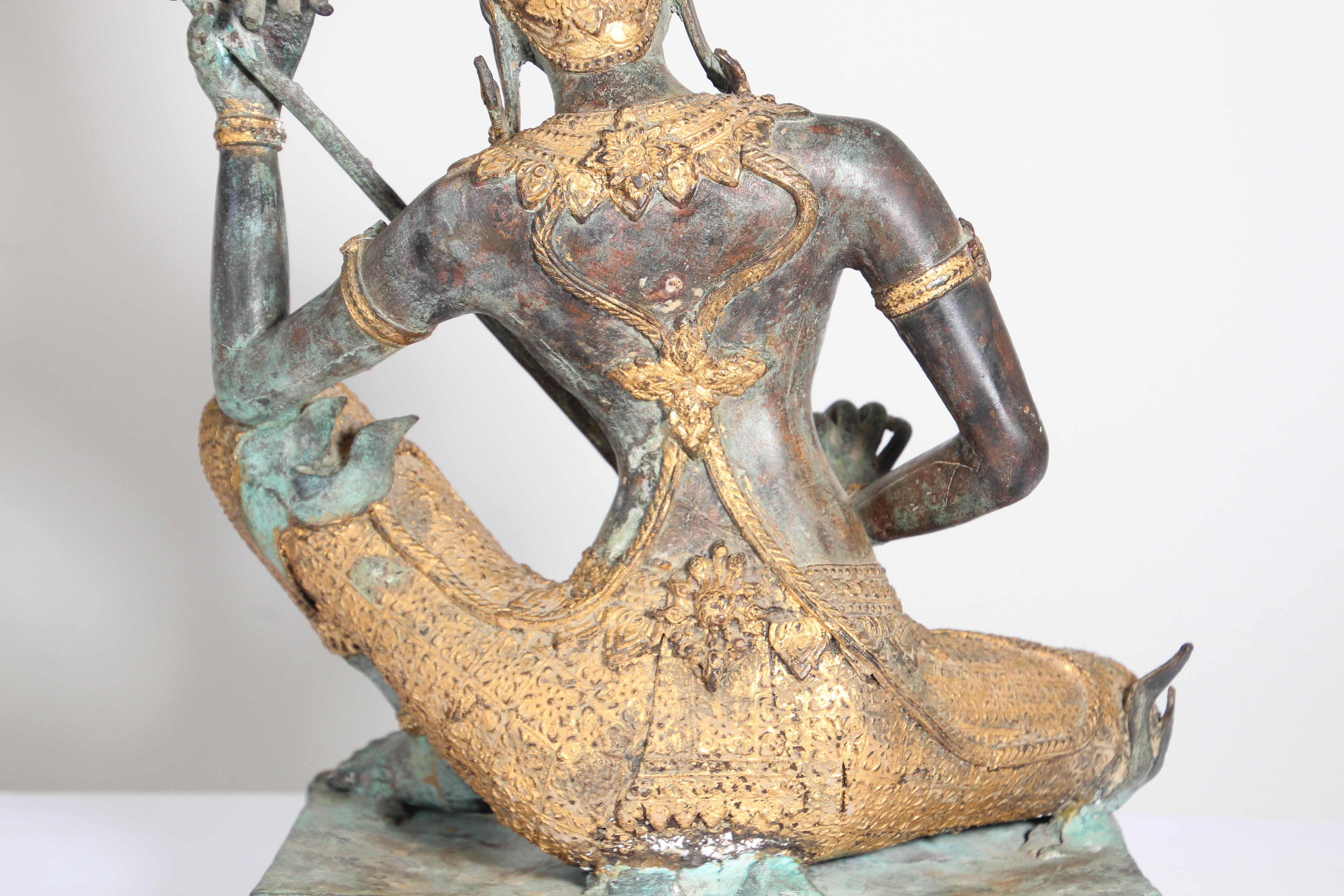 Asiatische, asiatische, Thailändische vergoldete Vintage-Bronzestatue eines Musik spielenden Prinzen im Angebot 12