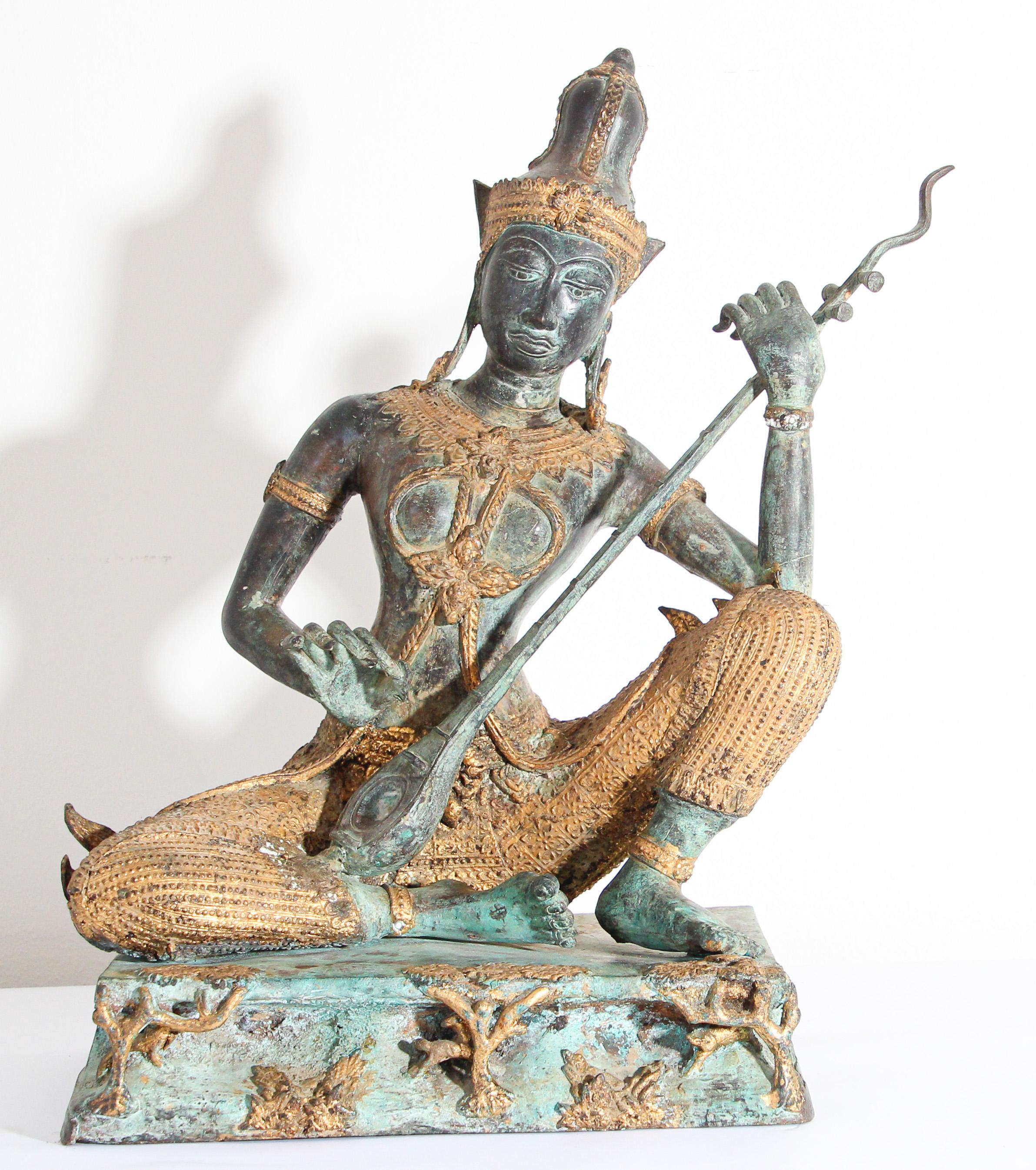 Asiatische, asiatische, Thailändische vergoldete Vintage-Bronzestatue eines Musik spielenden Prinzen im Angebot 14