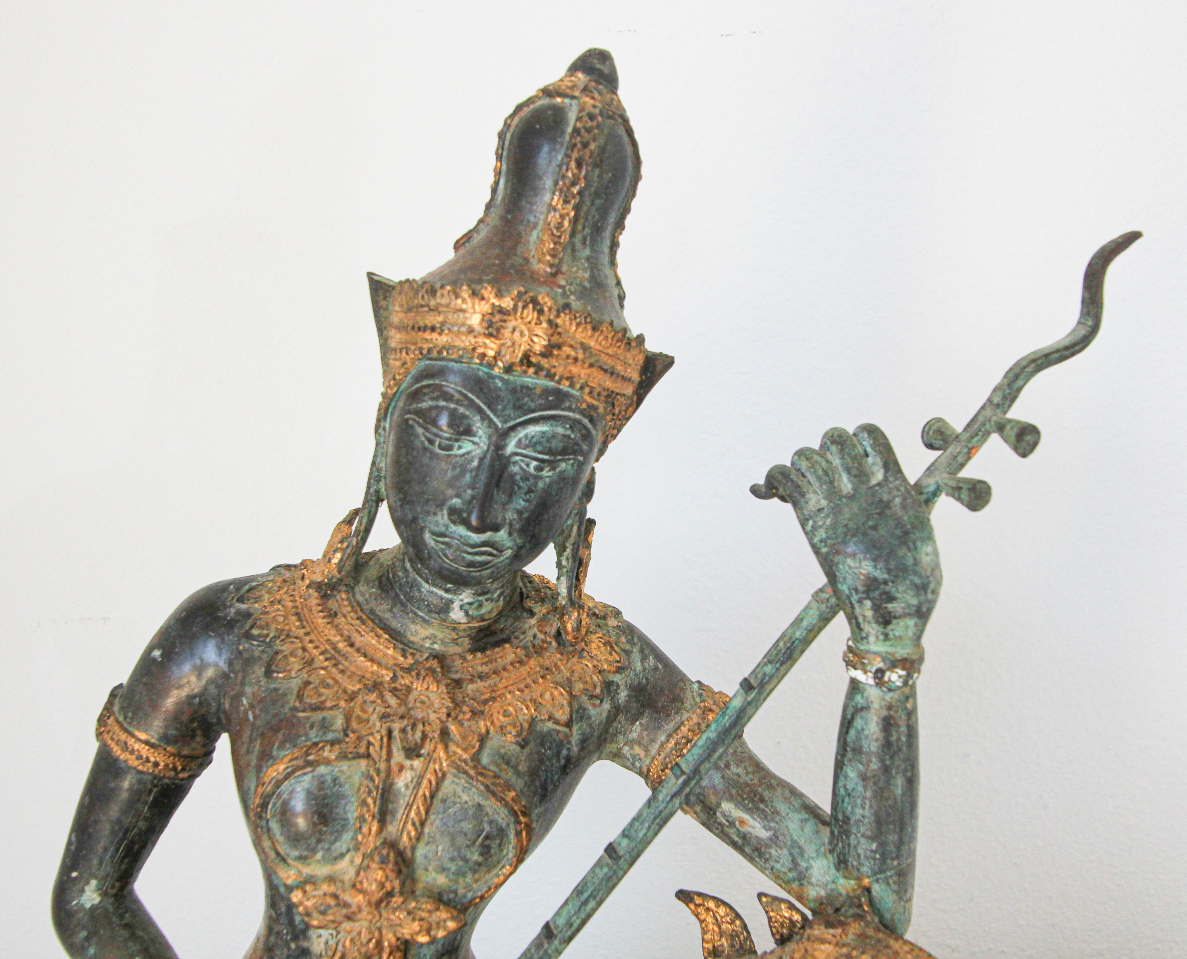Asiatische, asiatische, Thailändische vergoldete Vintage-Bronzestatue eines Musik spielenden Prinzen (Tibetisch) im Angebot
