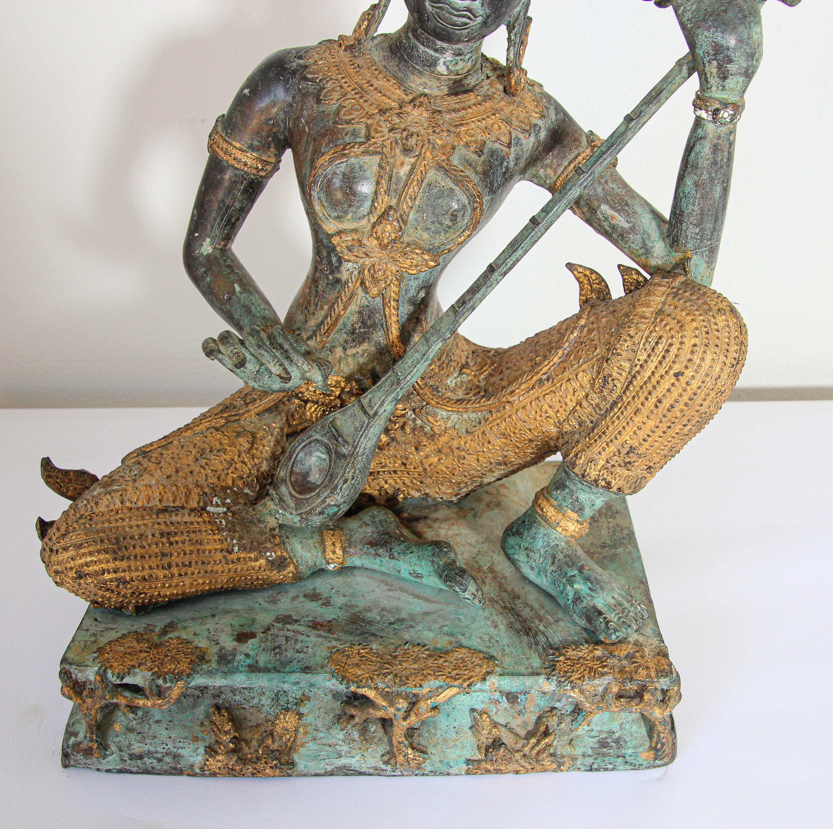 Asiatische, asiatische, Thailändische vergoldete Vintage-Bronzestatue eines Musik spielenden Prinzen (Handgefertigt) im Angebot