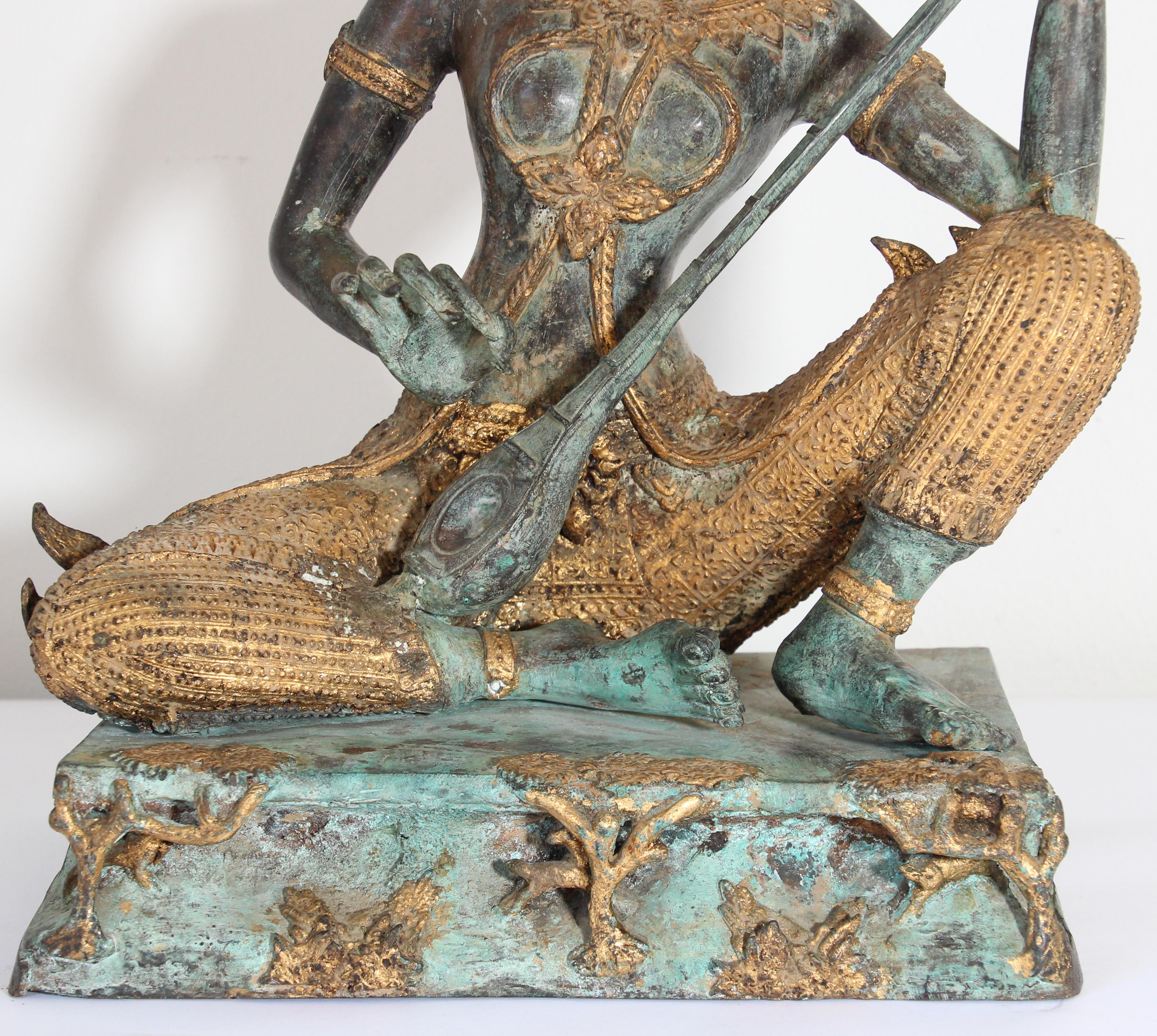 Asiatische, asiatische, Thailändische vergoldete Vintage-Bronzestatue eines Musik spielenden Prinzen (20. Jahrhundert) im Angebot