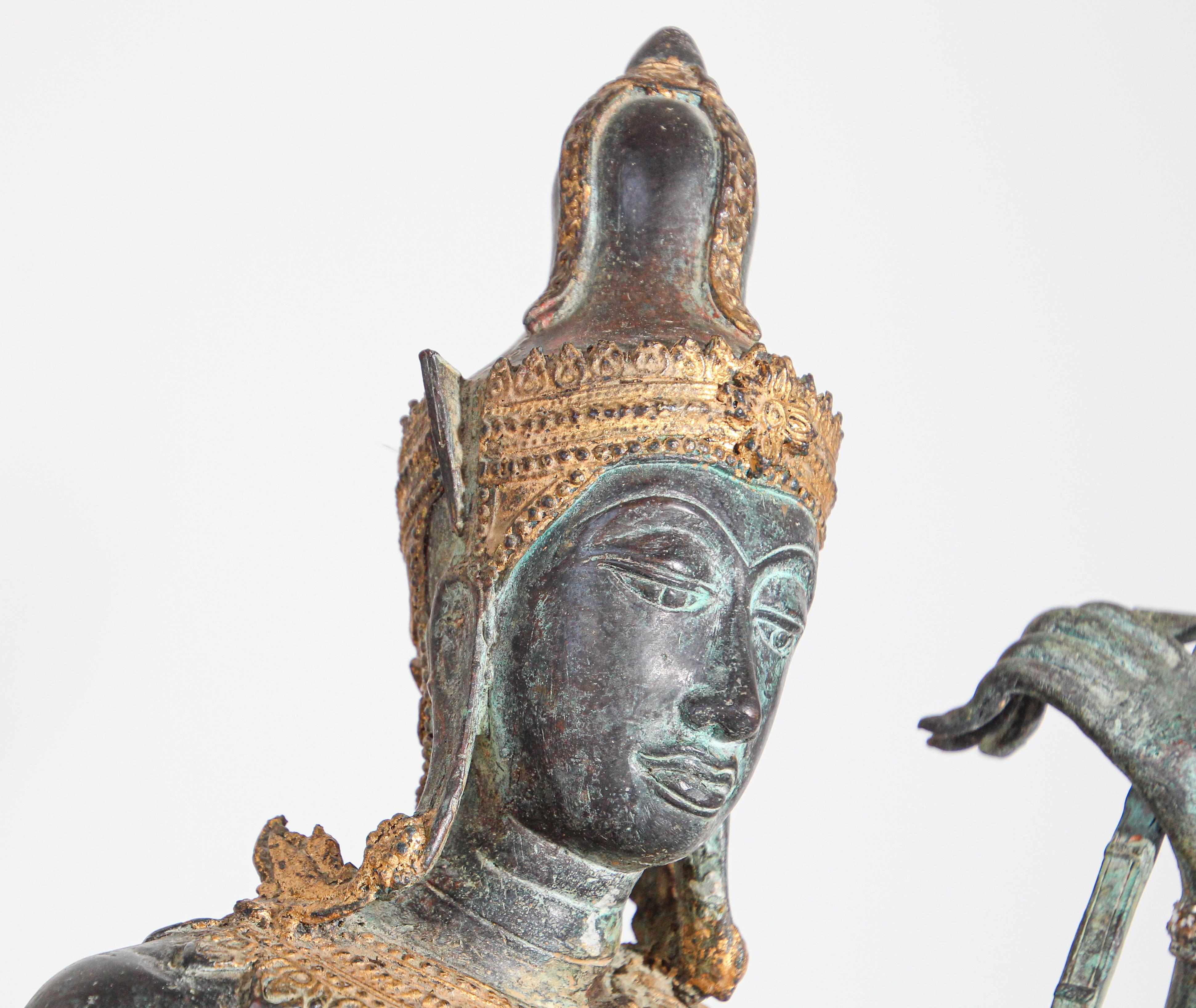 Asiatische, asiatische, Thailändische vergoldete Vintage-Bronzestatue eines Musik spielenden Prinzen im Angebot 3
