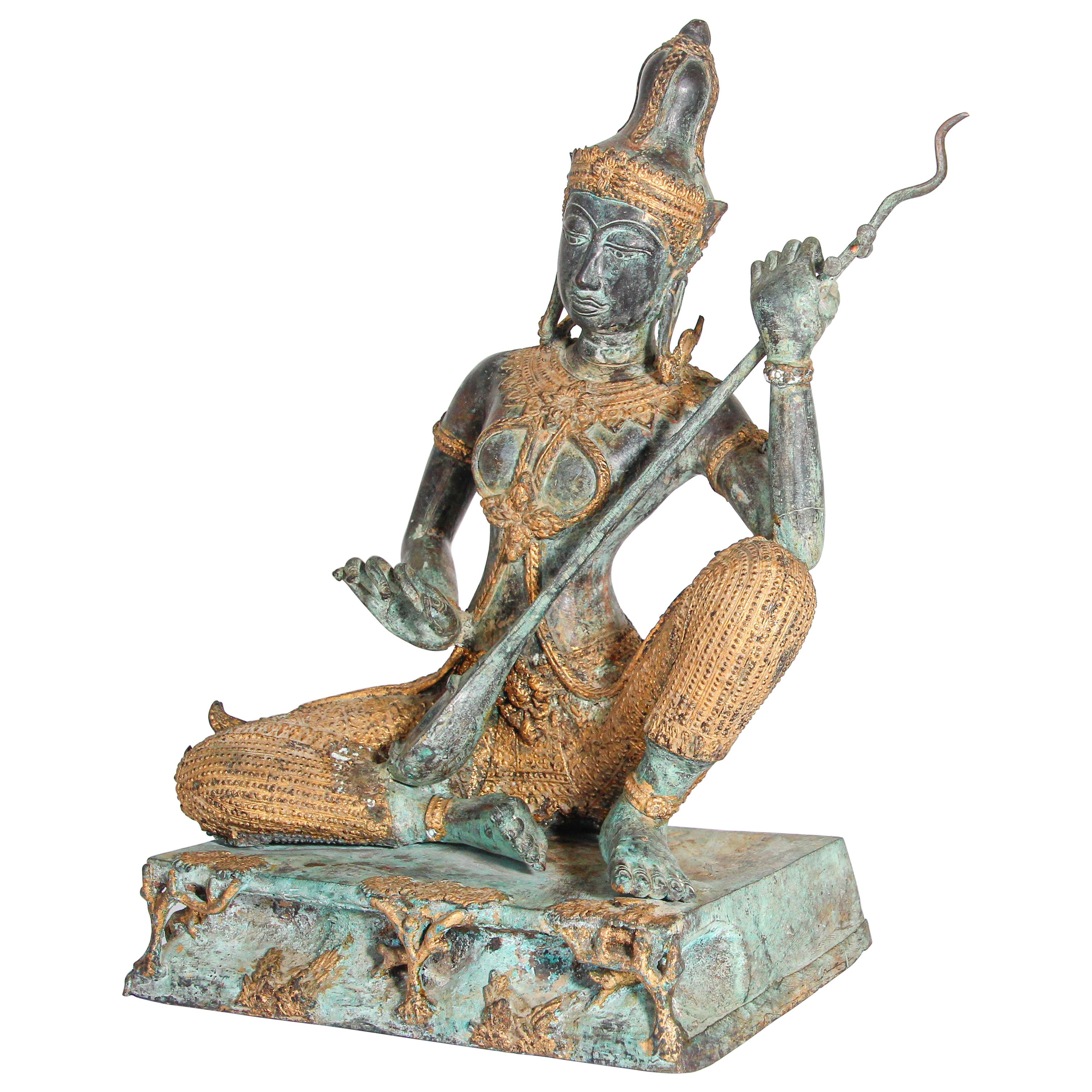 Asiatische, asiatische, Thailändische vergoldete Vintage-Bronzestatue eines Musik spielenden Prinzen