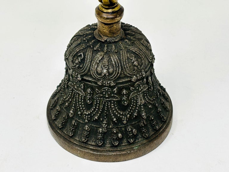 Cloche en bronze, Inde, 20e siècle Cloche en bronze, Inde, 20e siècle