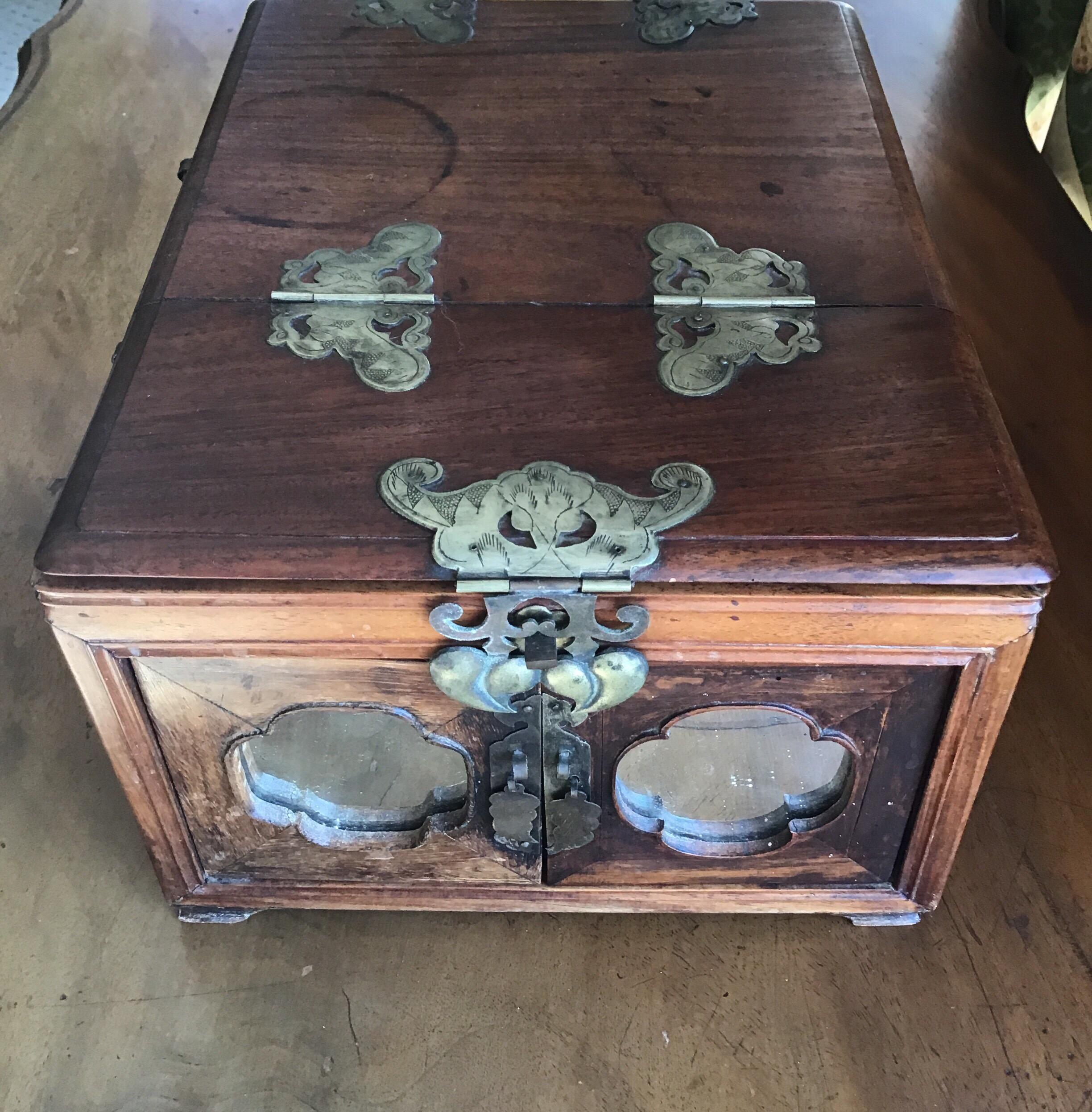 Asian Traveling Makeup/Jewelry Box Late 19th Century In Good Condition In Douglas Manor, NY