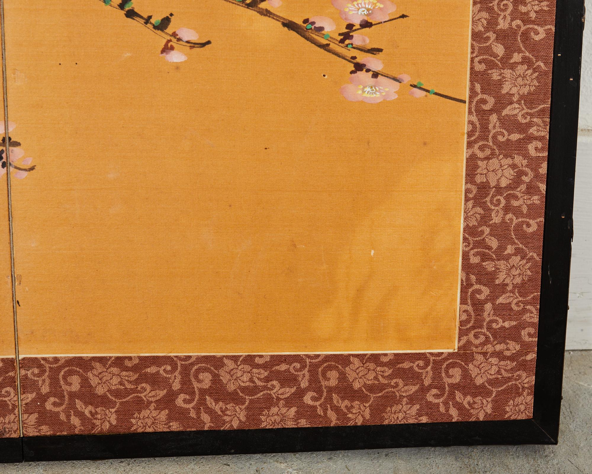 Asiatischer Tisch mit zwei Tafeln und Raumteiler, Prunus mit Vogelblumenmuster im Angebot 1