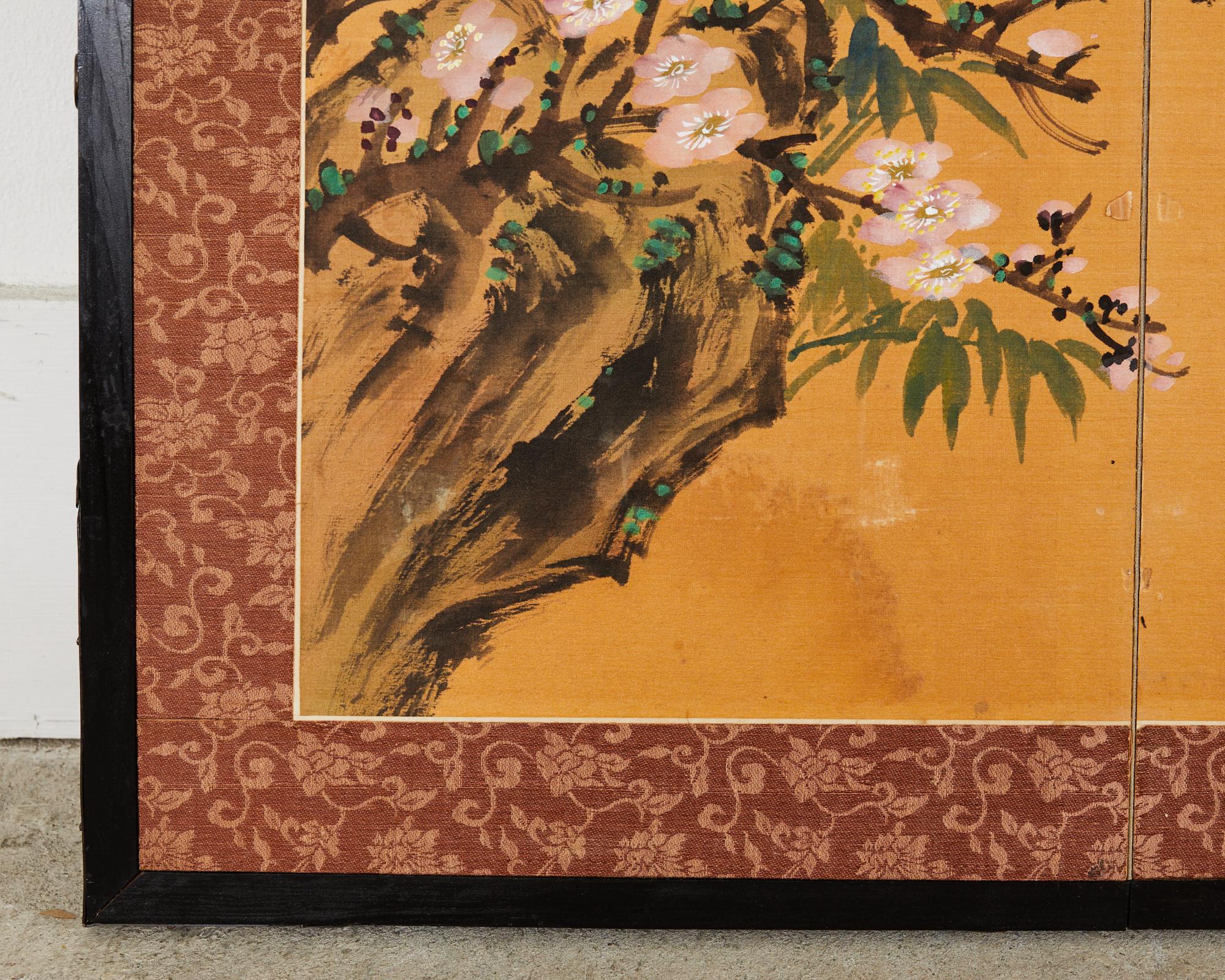 Asiatischer Tisch mit zwei Tafeln und Raumteiler, Prunus mit Vogelblumenmuster (Messing) im Angebot
