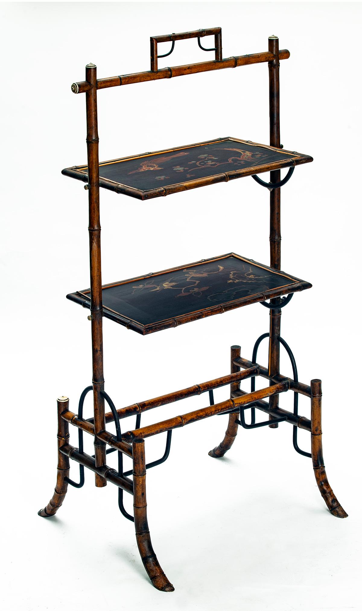 XIXe siècle Table à plateau à deux étages asiatique en vente