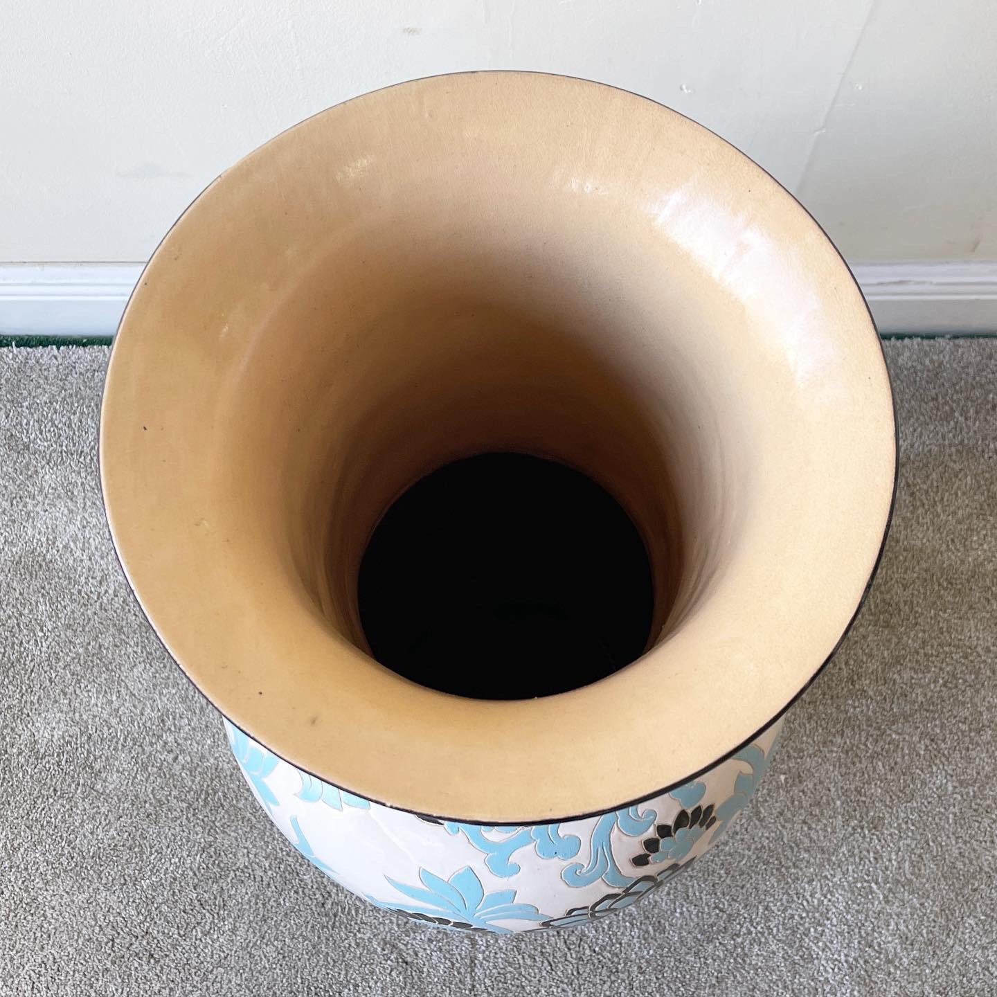 Asiatique Vase de sol asiatique en poterie de fleurs de lotus blanches, noires et bleues en vente