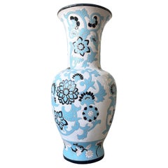 Florero asiático de cerámica blanca, negra y azul con flor de loto