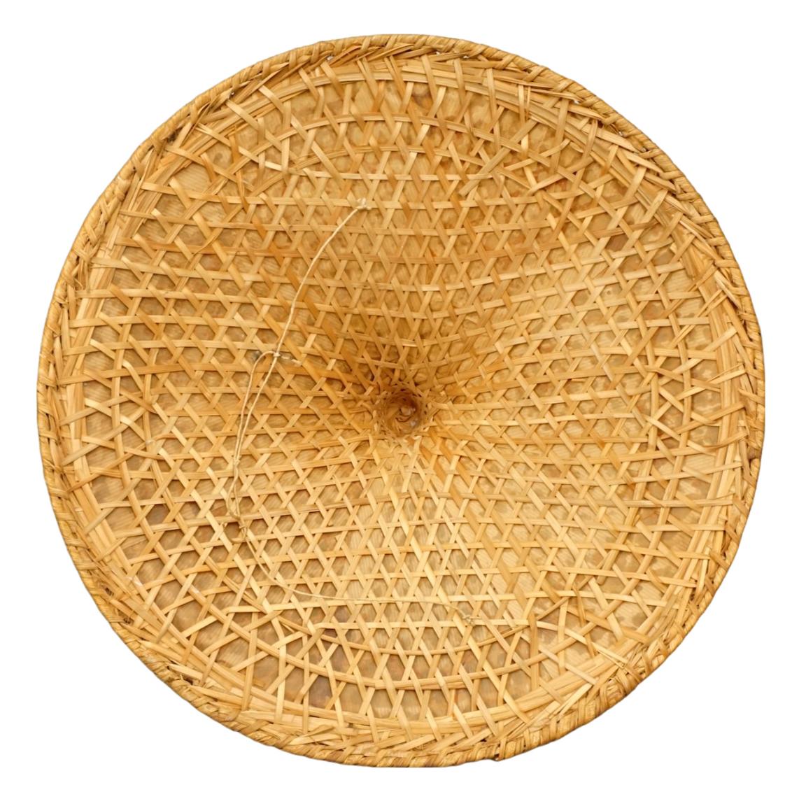 Chapeau de coolie asiatique conique en osier circa 1940s Unisexe en vente