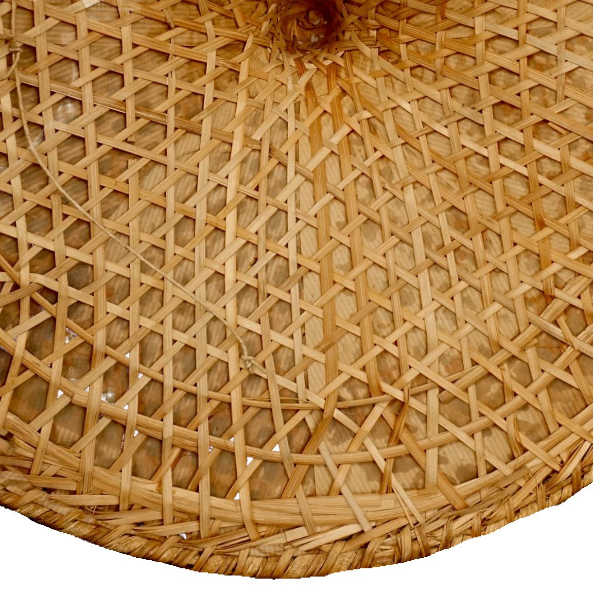 Chapeau de coolie asiatique conique en osier circa 1940s en vente 1