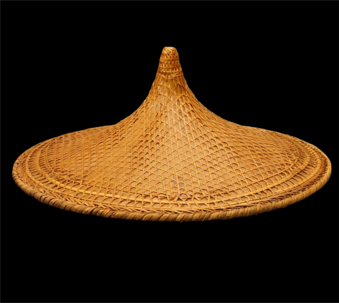Chapeau de coolie asiatique conique en osier circa 1940s en vente 2