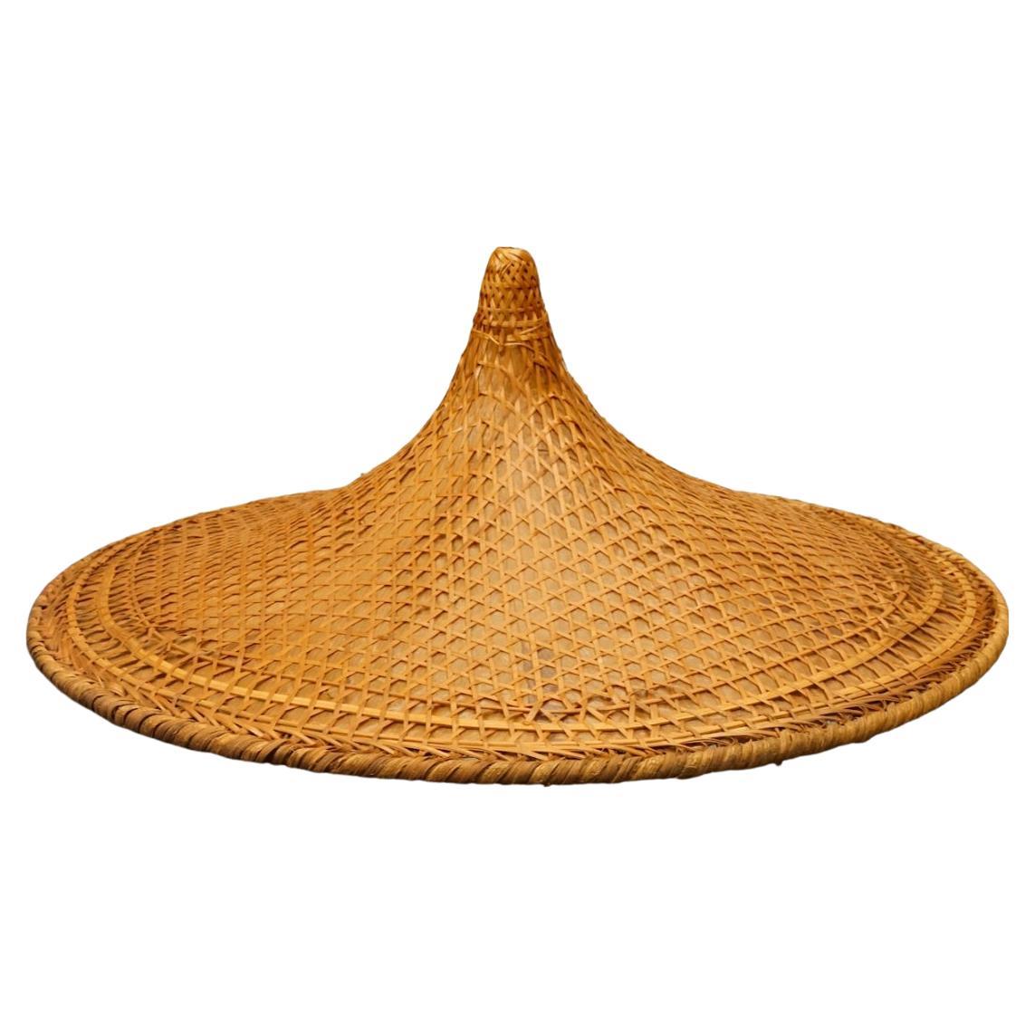 Chapeau de coolie asiatique conique en osier circa 1940s en vente