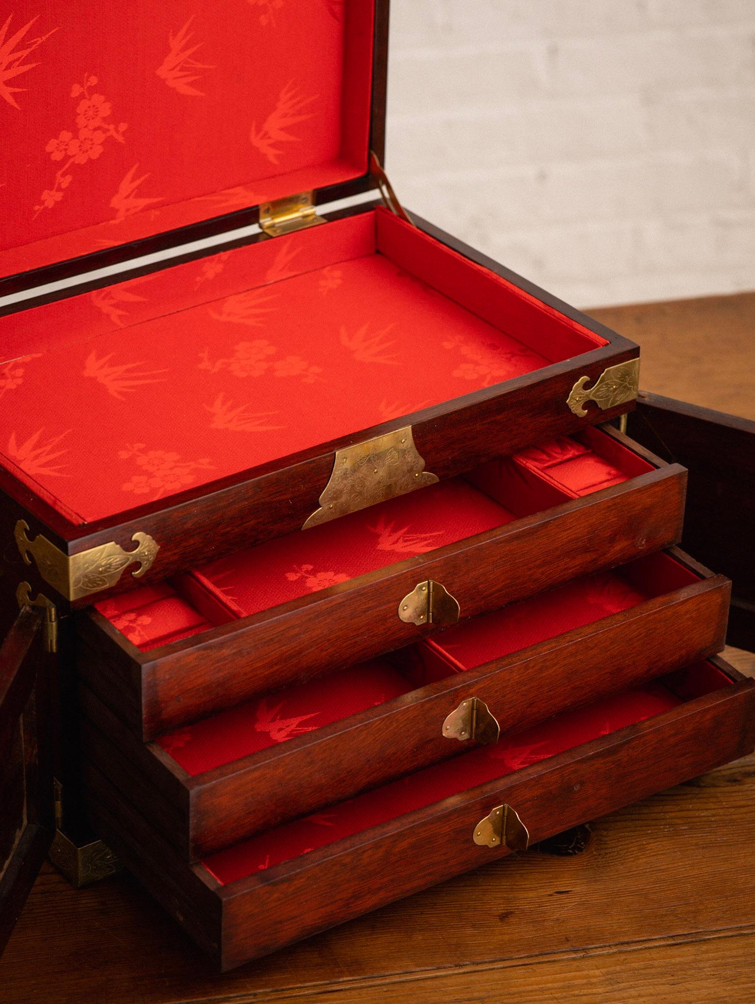 20ième siècle Boîte à bijoux asiatique en bois et laiton en vente