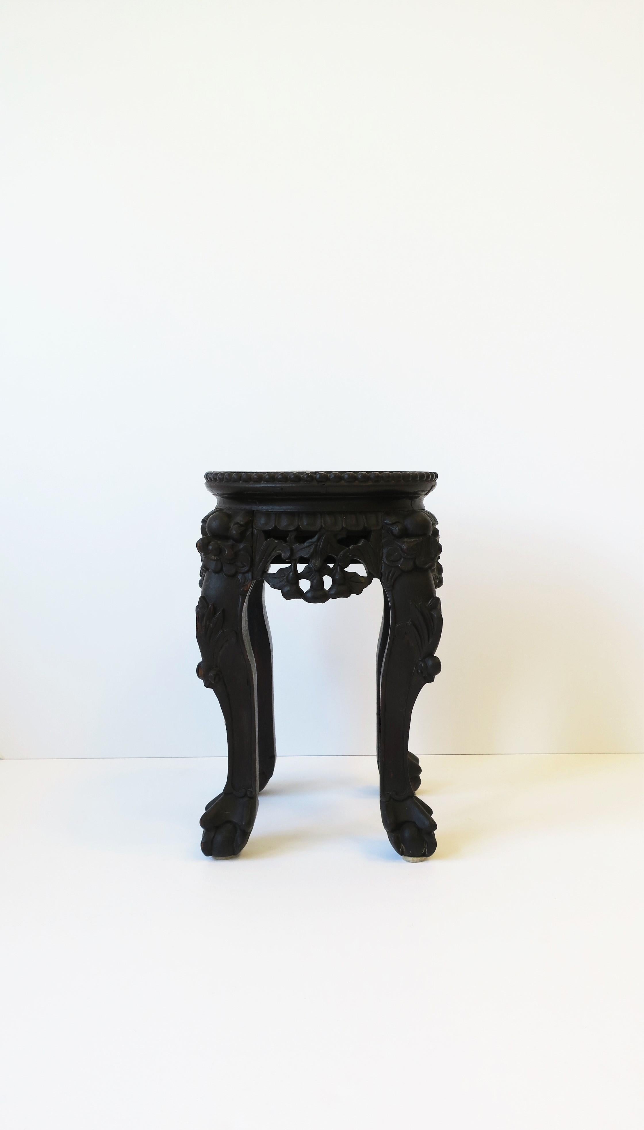 Sculpté à la main Table à boire ou stand de plantes asiatique en bois et marbre, petite en vente