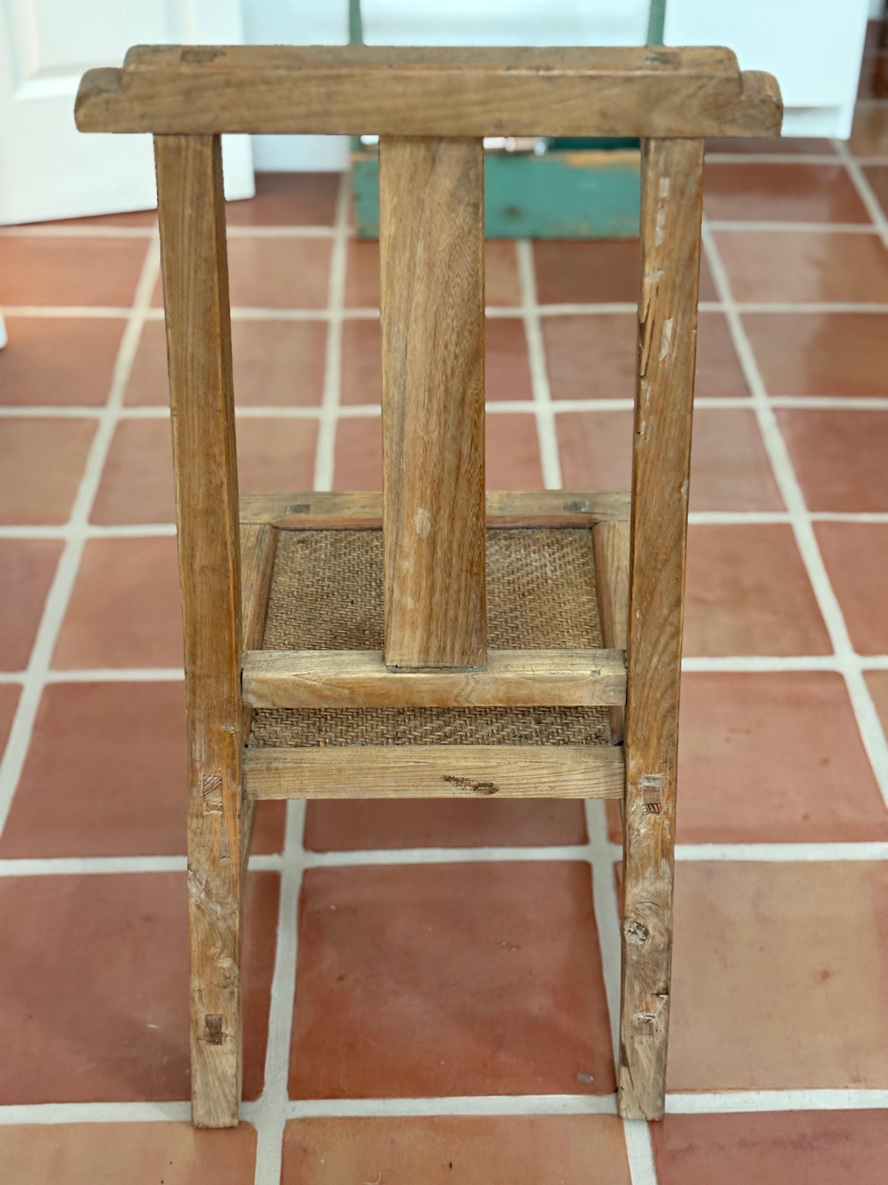 Asiatisches Holz kleiner Beistellstuhl (19. Jahrhundert) im Angebot