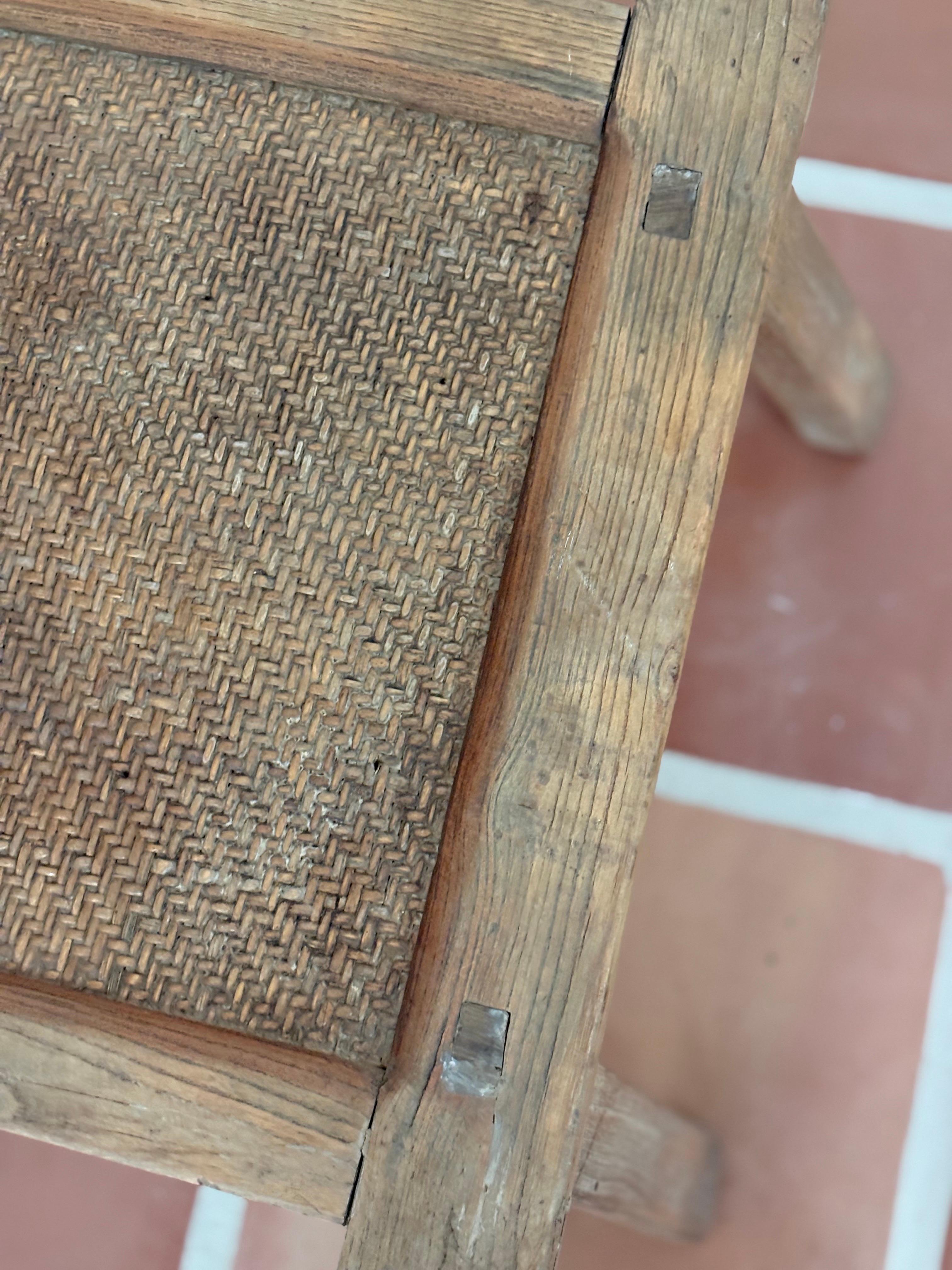 Asiatisches Holz kleiner Beistellstuhl (Rattan) im Angebot