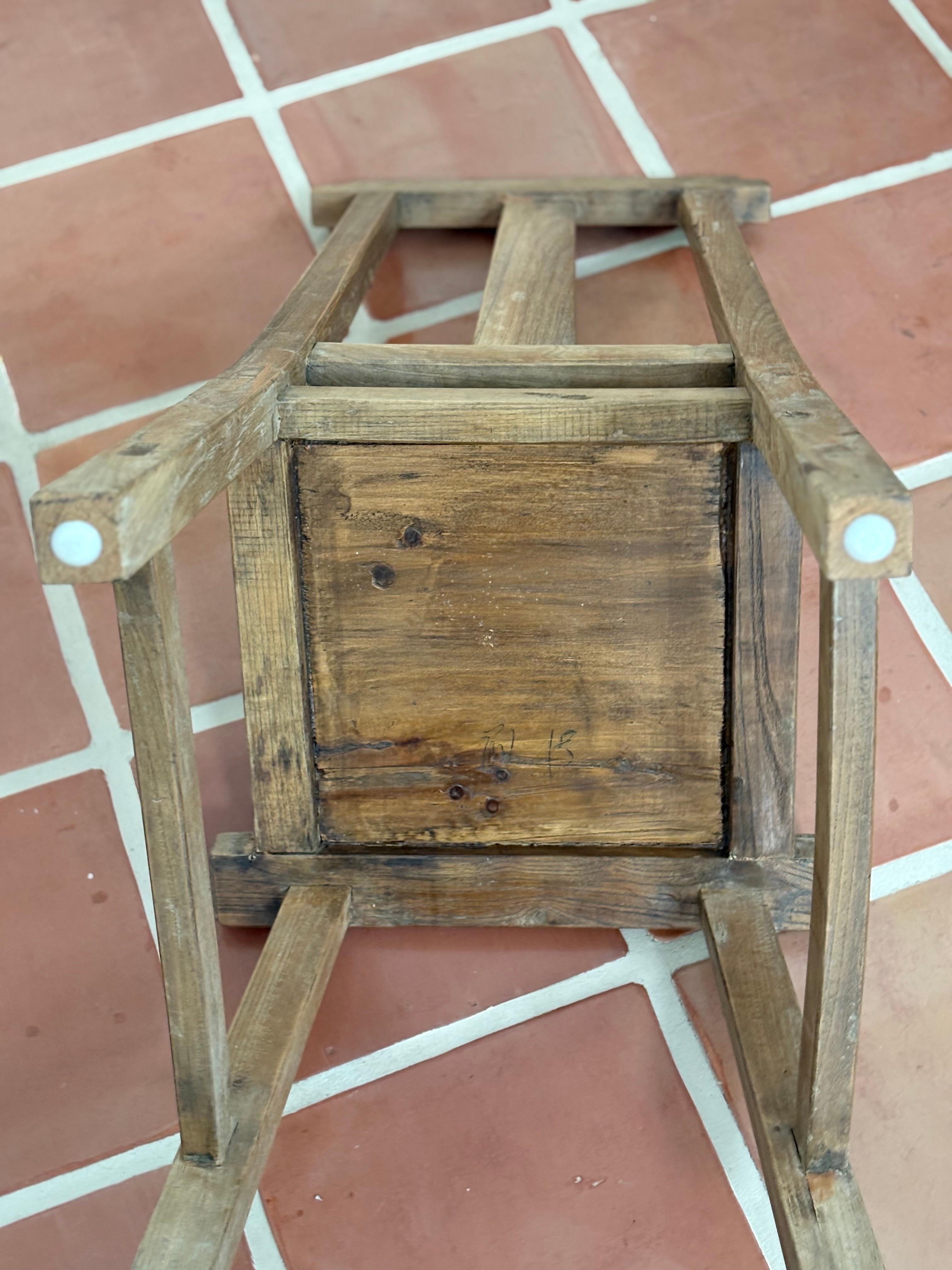 Asiatisches Holz kleiner Beistellstuhl im Angebot 1