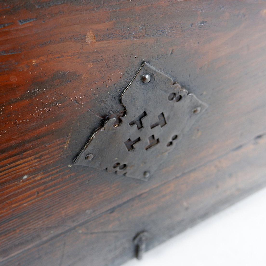 Asiatische Holztruhe mit dekorativen Beschlägen – 18. Jahrhundert im Angebot 5